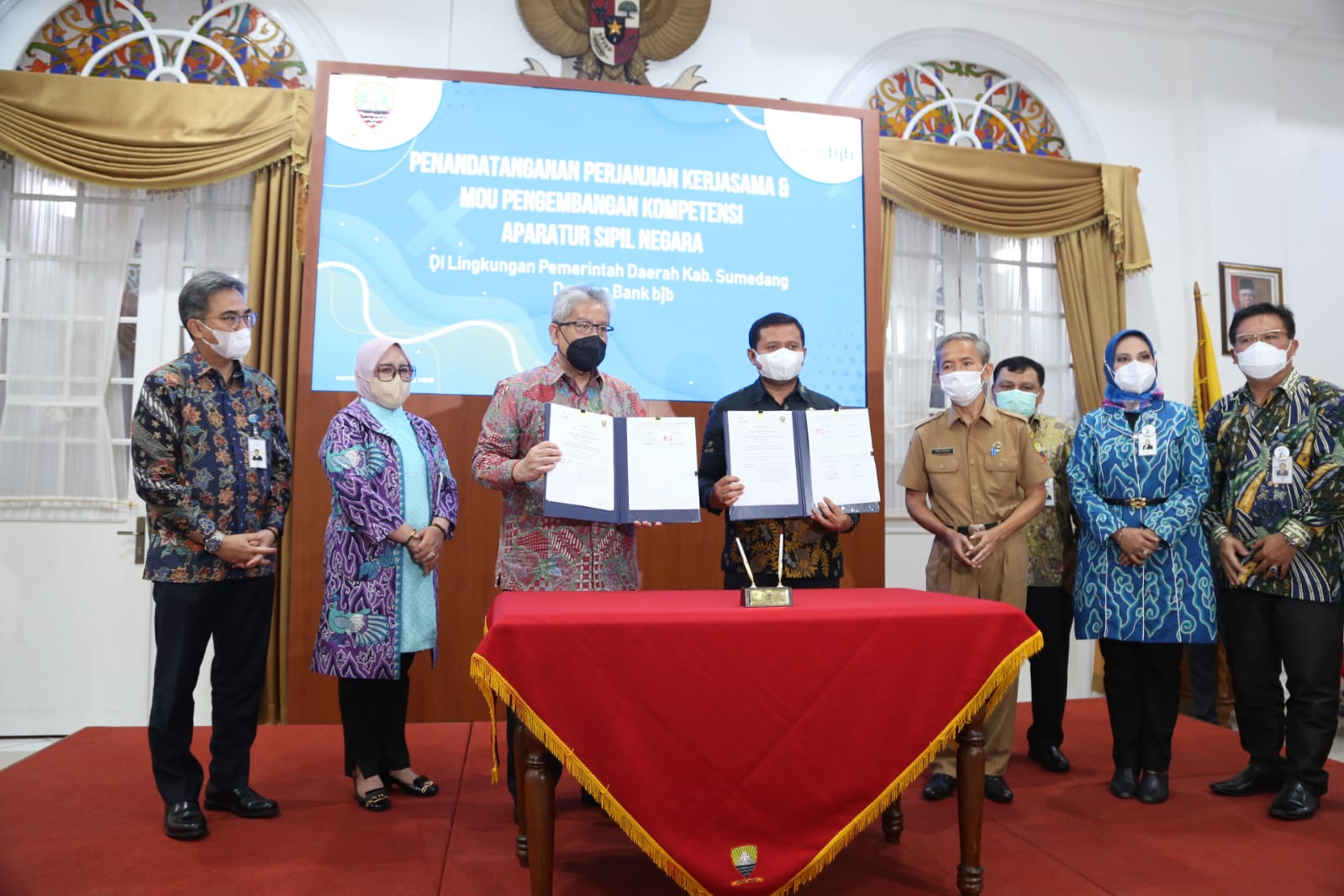 Dirut Bank BJB Yuddy Renaldi dan Bupati Sumedang Dony Ahmad Munir seusai penandatanganan kerja sama peningkatan kualitas ASN