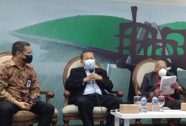 Anggota Komisi III DPR RI Arsul Sani (tengah) dalam Forum Legislasi dengan tema 
