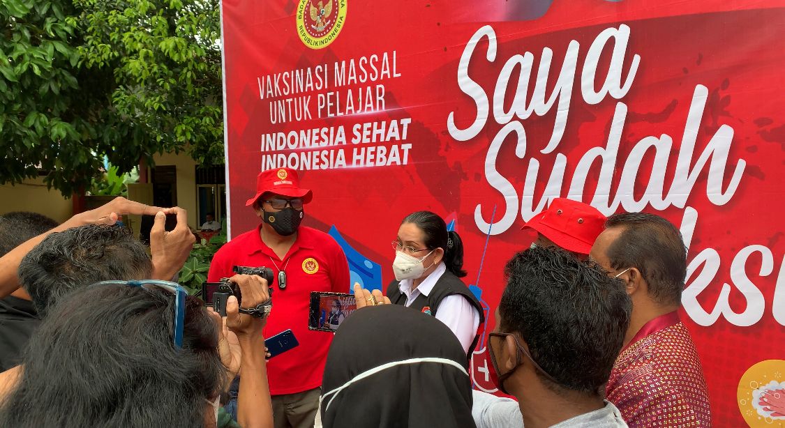 Kegiatan vaksinasi Covid-19 yang digelar BIN Daerah Maluku untuk pelajar dan masyarakat umum di SMAN 11 Ambon. 