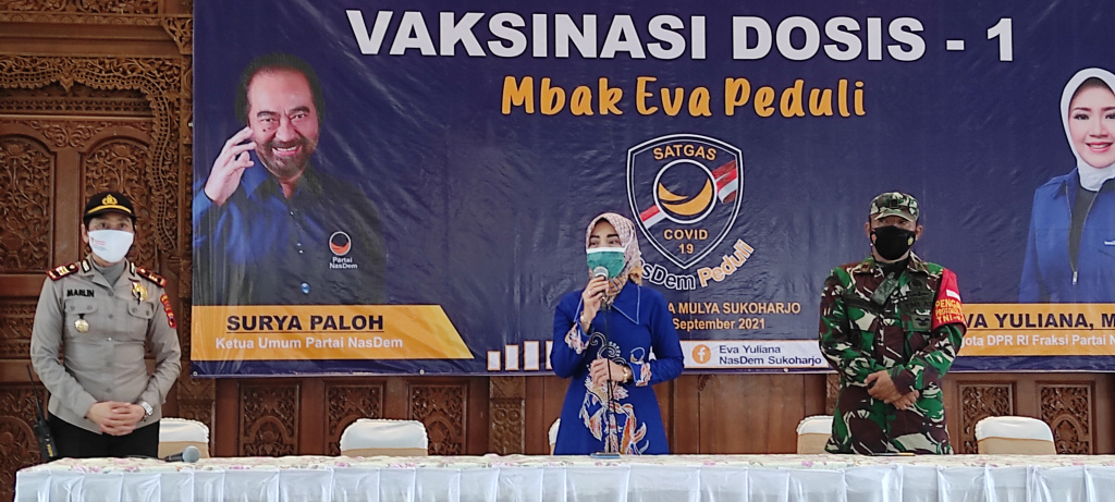 Anggota DPR RI Eva Yuliana saat membuka vaksinasi bagi warga Sukoharjo, Jawa Tengah