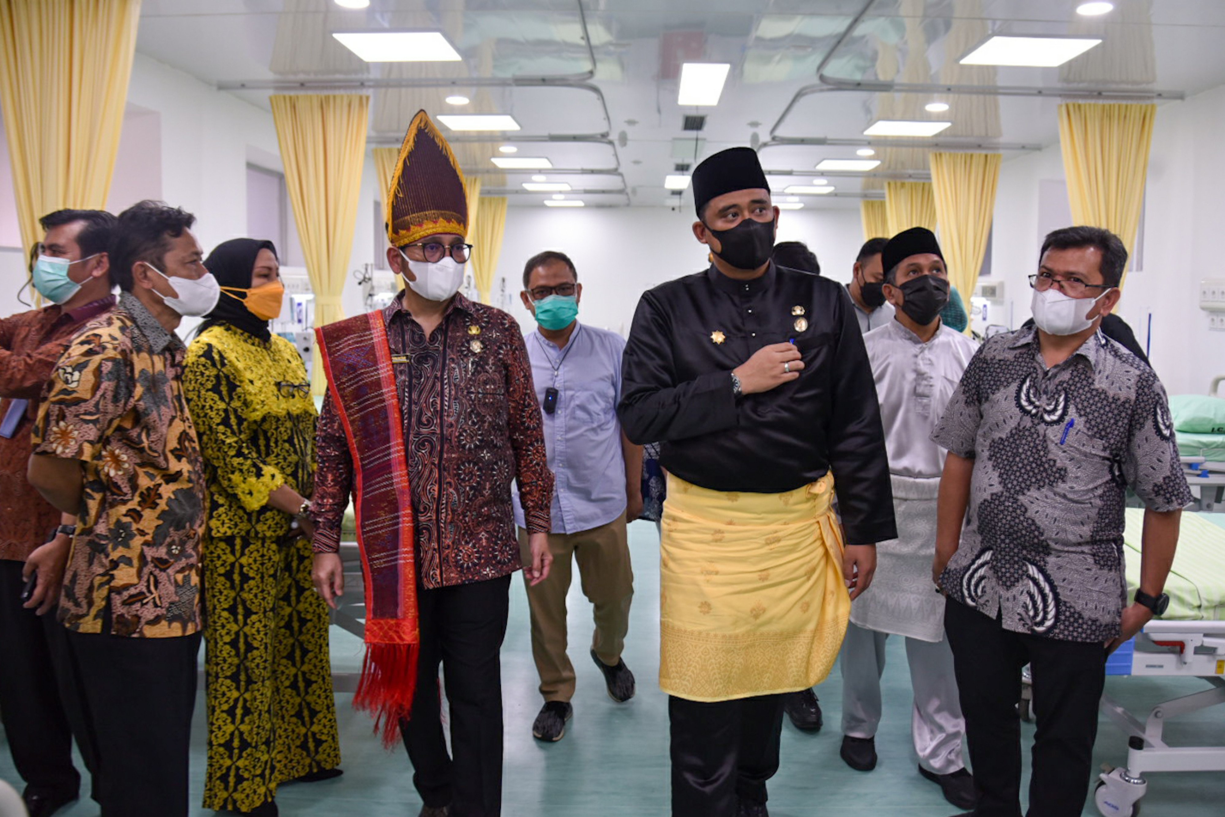 Wali Kota Medan Bobby Nasution (dua kanan) 