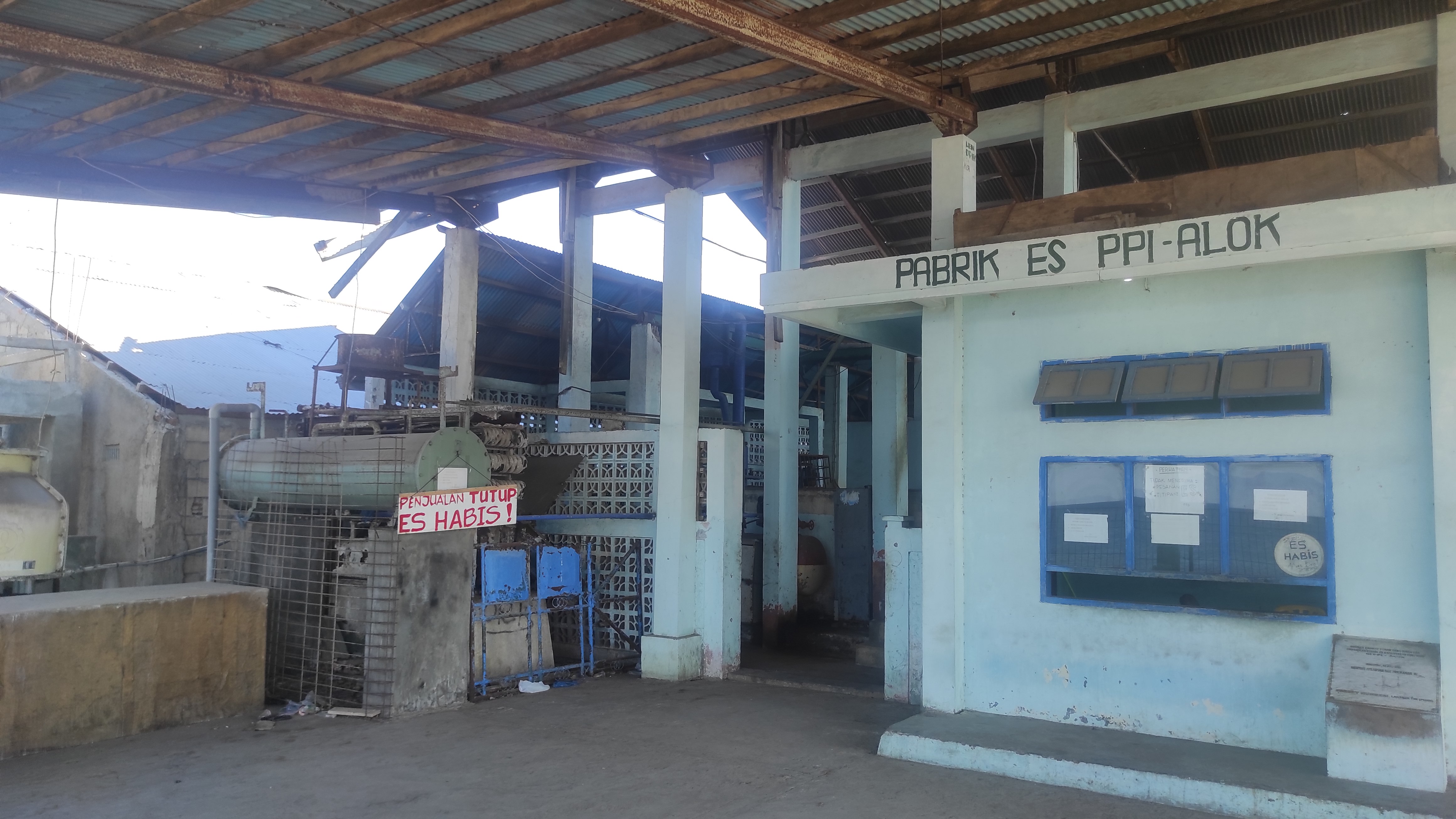 Pabrik es milik Pemkab Sikka di Kecamatan Alok yang tidak beroperasi.
