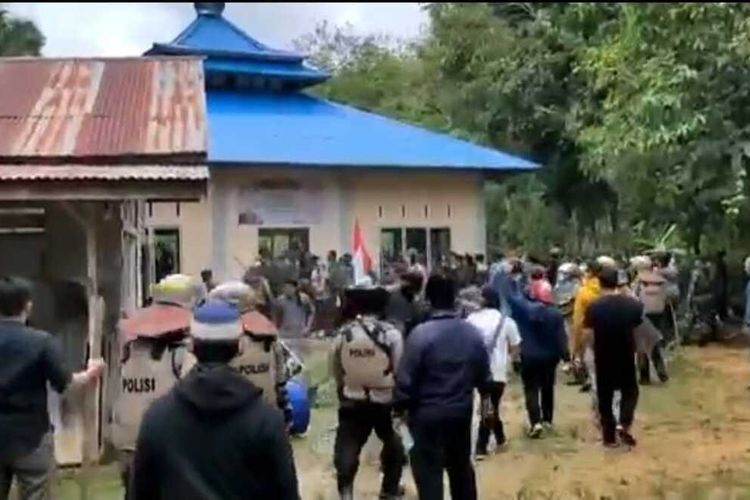 Massa merusak Masjid milik jemaah Ahmadiyah