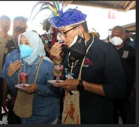 Menparekraf Sandiaga Uno menikmati minuman es krim khas Yobi saat berkunjung ke  Kampung Yoboi, Distrik Sentani, Kabupaten Jayapura, Papua.