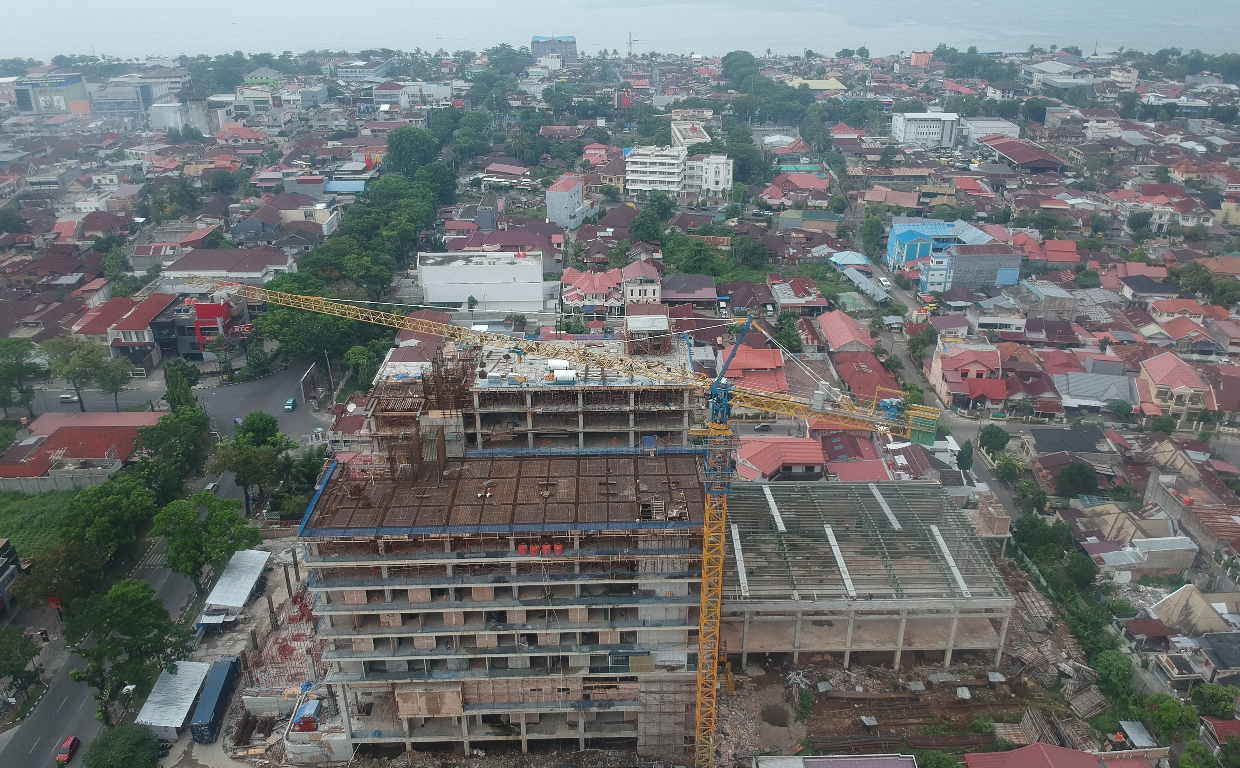 Foto udara pembangunan hotel baru di Padang, Sumatera Barat, Jumat (5/3)