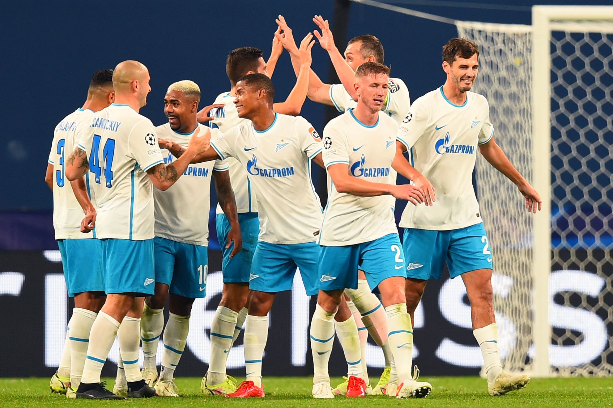 Para pemain Zenit St Peterbsurg melakukan selebrasi usai mencetak gol ke gawang Malmo di laga Liga Champions.