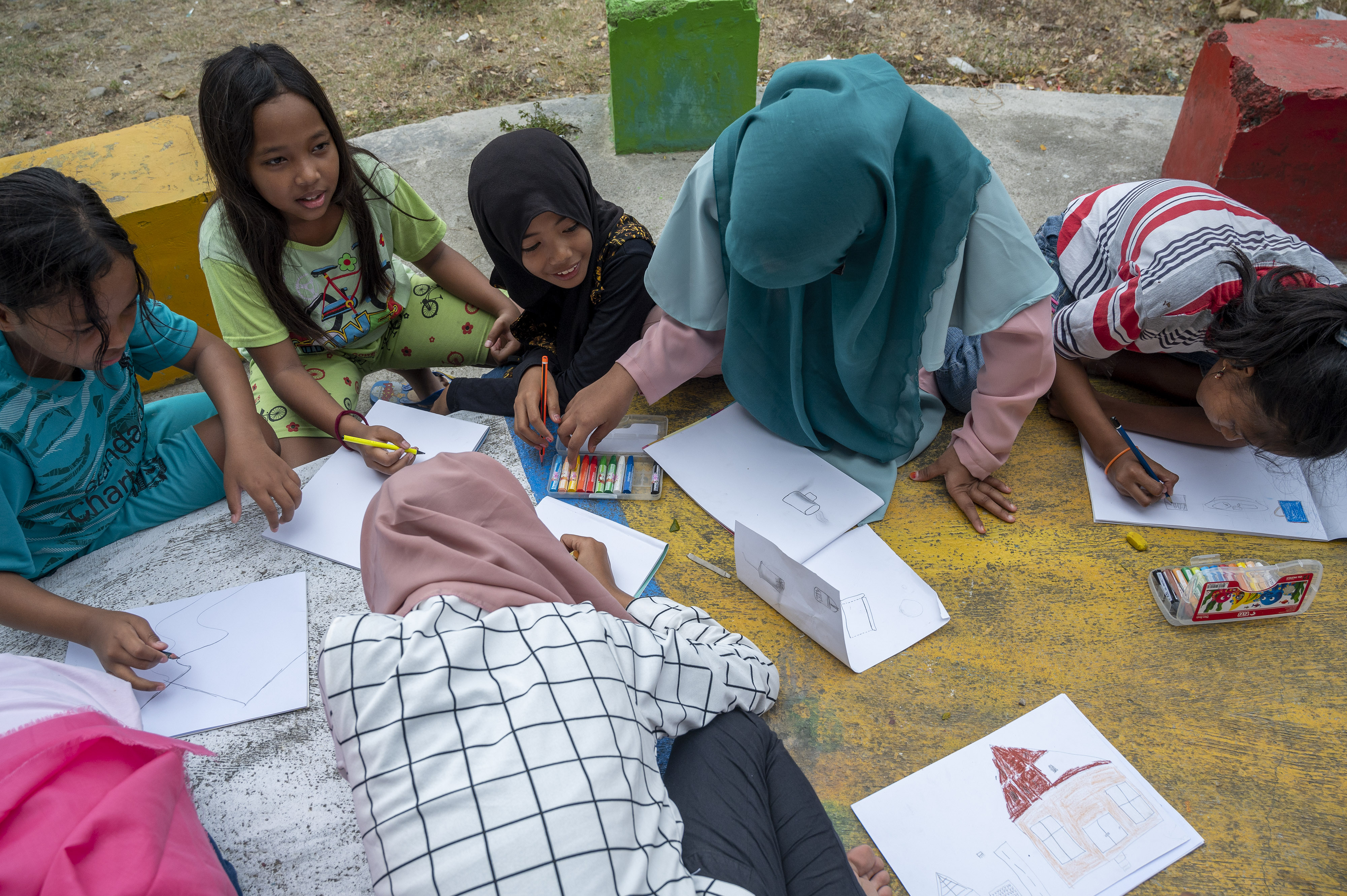  RUANG KREATIVITAS: Sejumlah anak mengikuti kegiatan belajar terbuka dalam program Ruang Kreativitas Anak di Palu, Sulawesi Tengah.