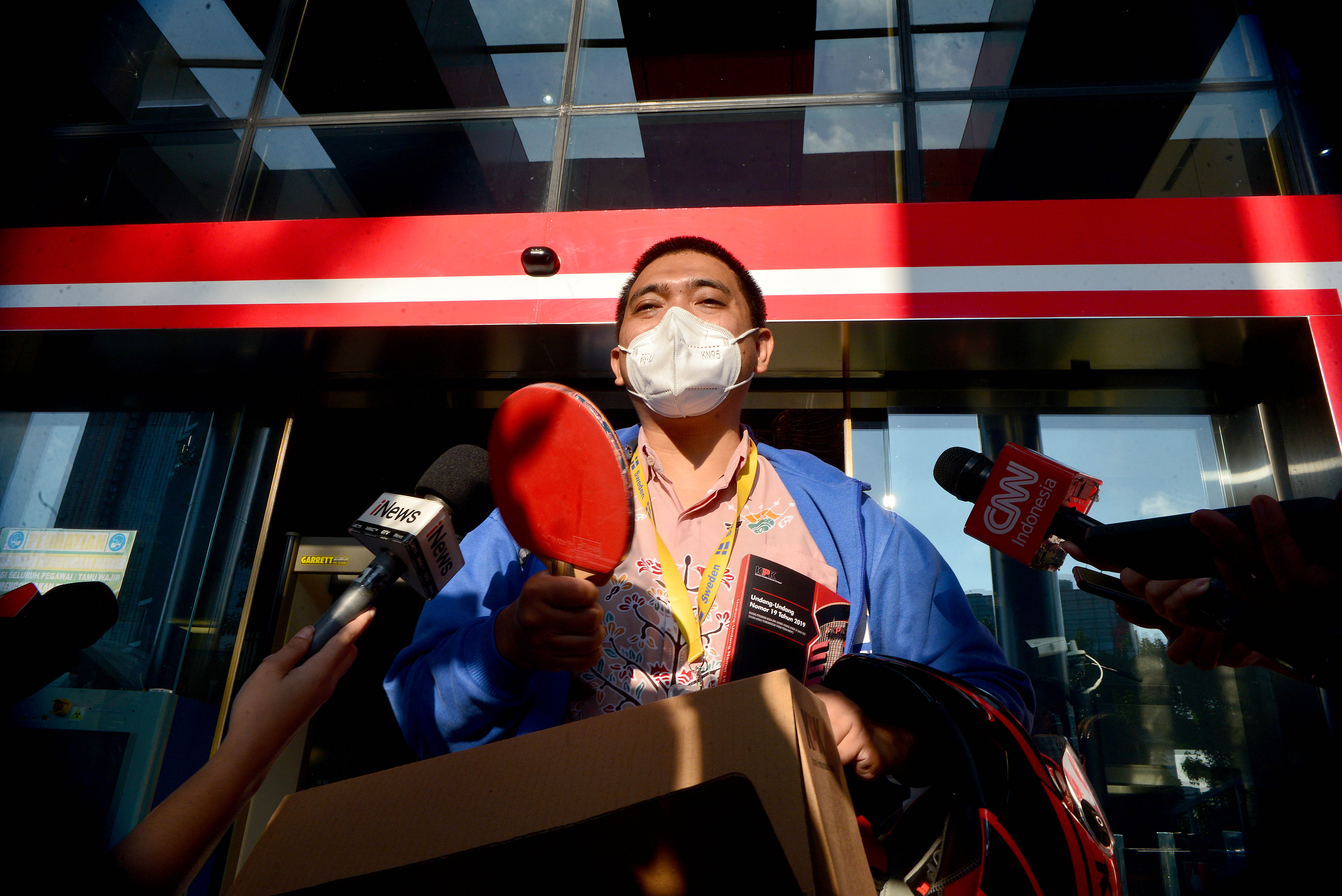 Ketua Wadah Pegawai KPK Yudi Purnomo berjalan keluar Gedung merah putih