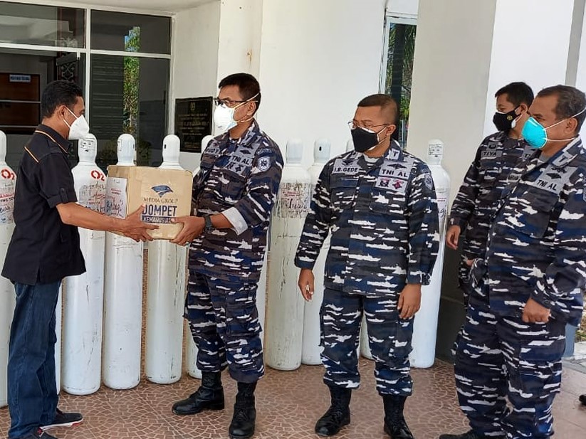 Media Group menyerahkan bantuan 15 tabung yang sudah berisi oksigen, lima regulator, dan 12 oksimeter kepada RS TNI Angkatan Laut Kupang.