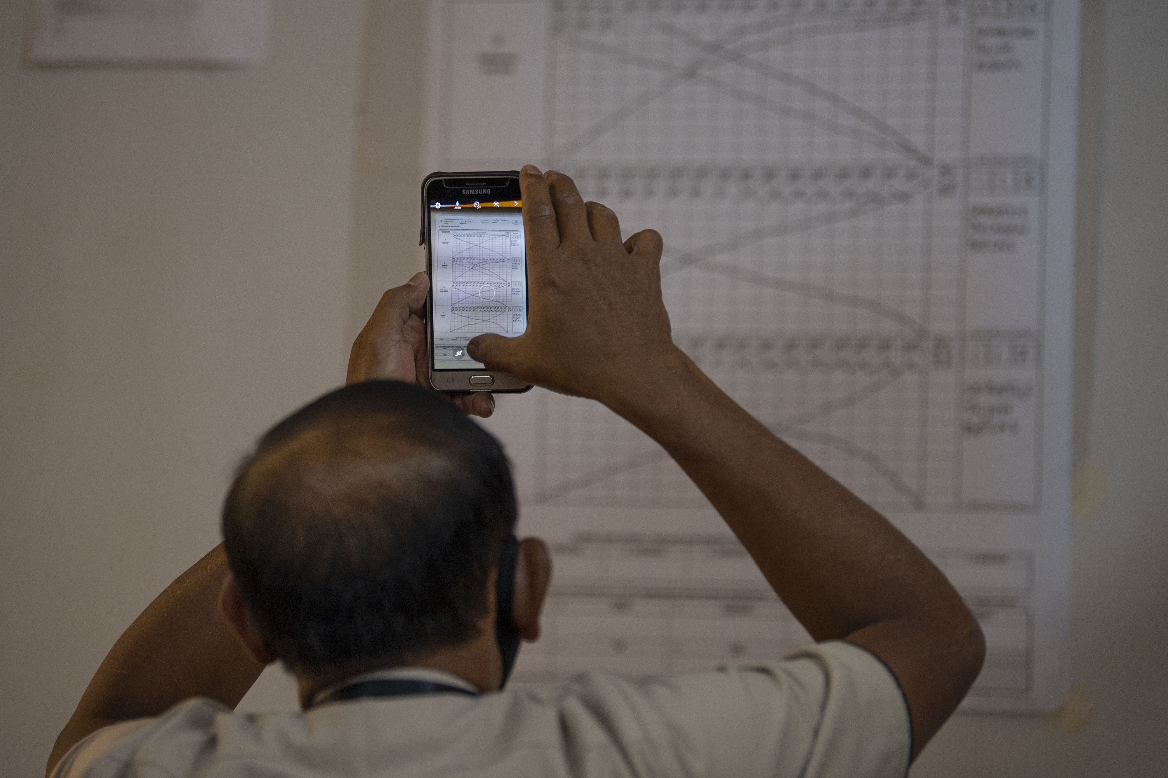 Petugas melakukan simulasi rekapitulasi secara elektronik pilkada di kantor KPU.