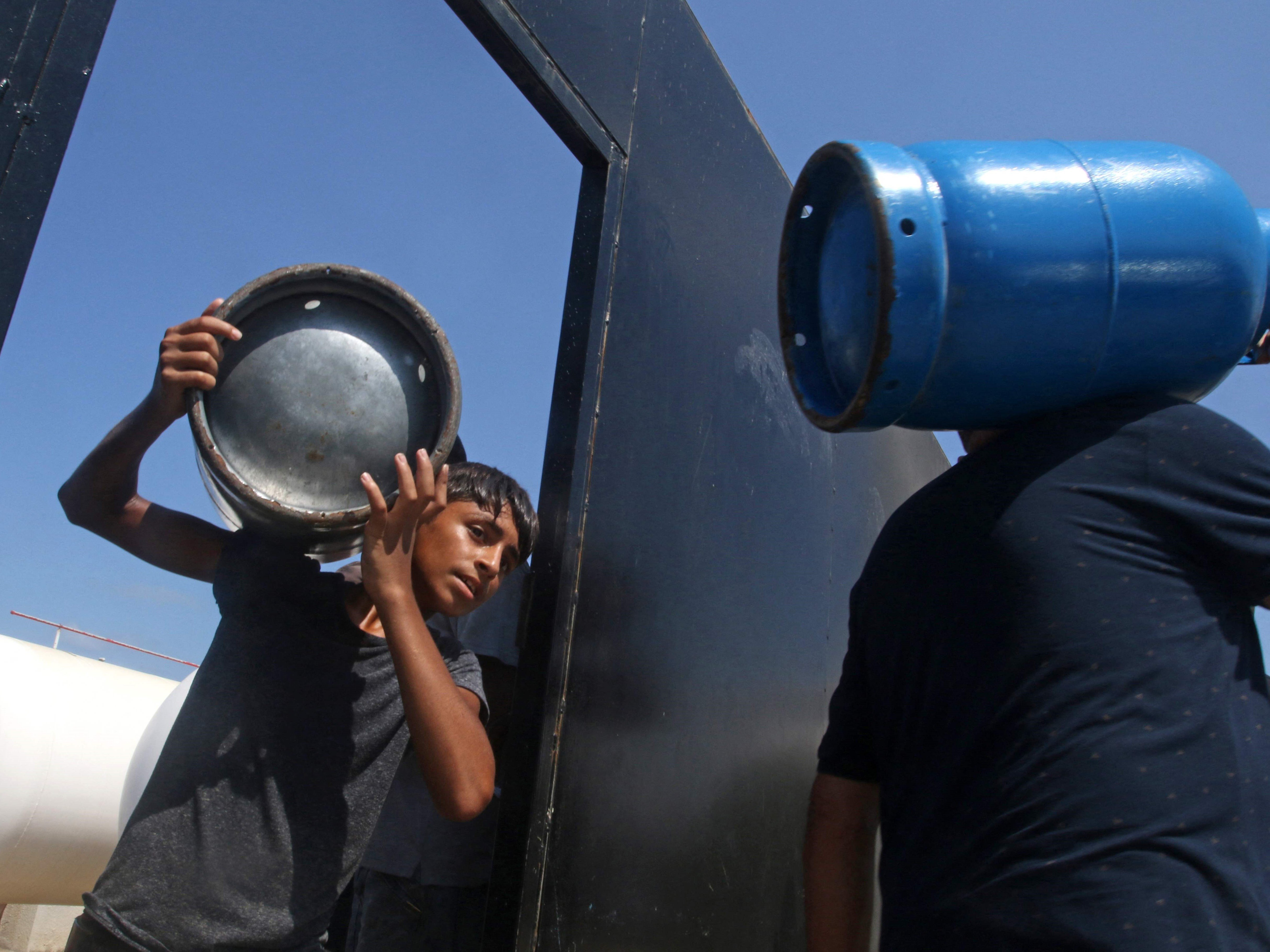 Libanon menunggu untuk mengisi tabung gas mereka di selatan kota Sidon saat krisis ekonomi yang semakin dalam pada 10 Agustus 2021.