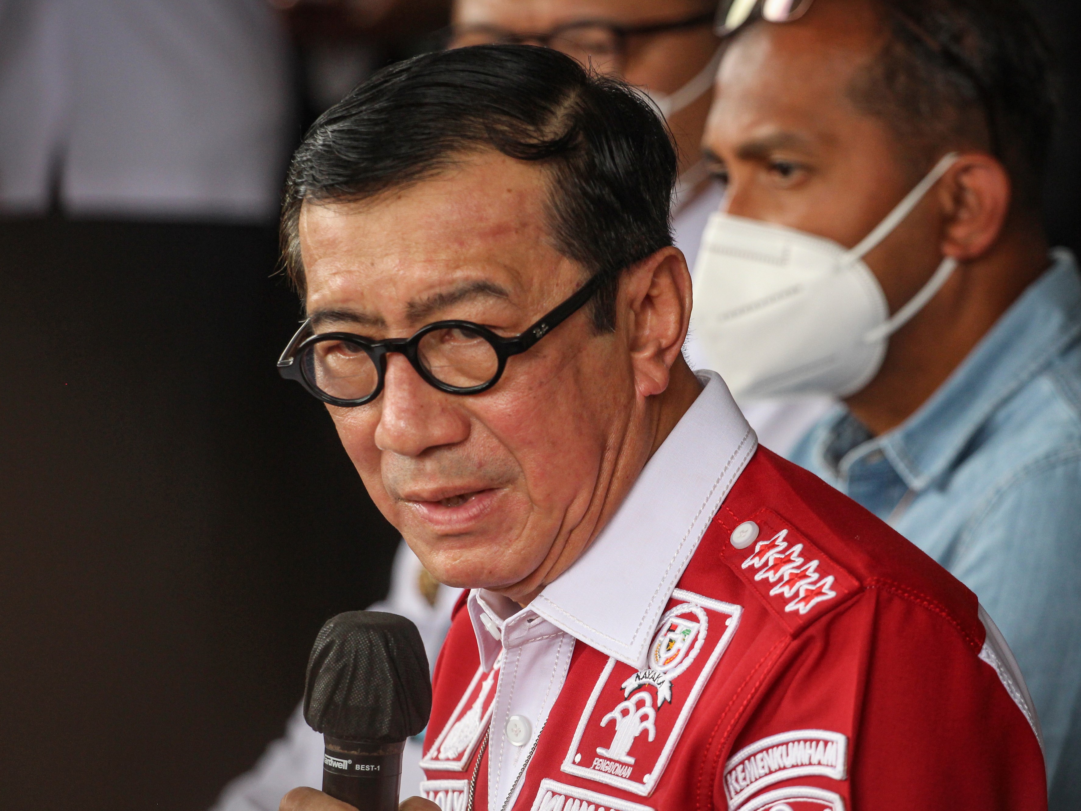 Menteri Hukum dan HAM Yasonna Laoly menyampaikan keterangan usai mengunjungi lokasi kebakaran LP Kelas I Tangerang, Rabu (8/9).