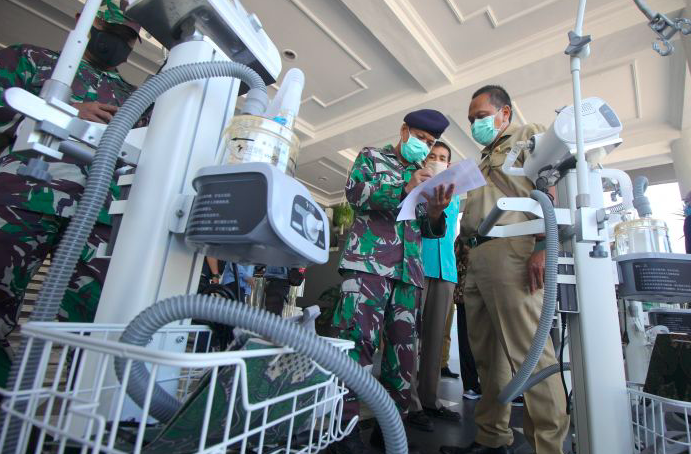 Petugas mendata peralatan medis sebelum diberikan kepada penerima bantuan di Balai Kota Surabaya, Jawa Timur. 