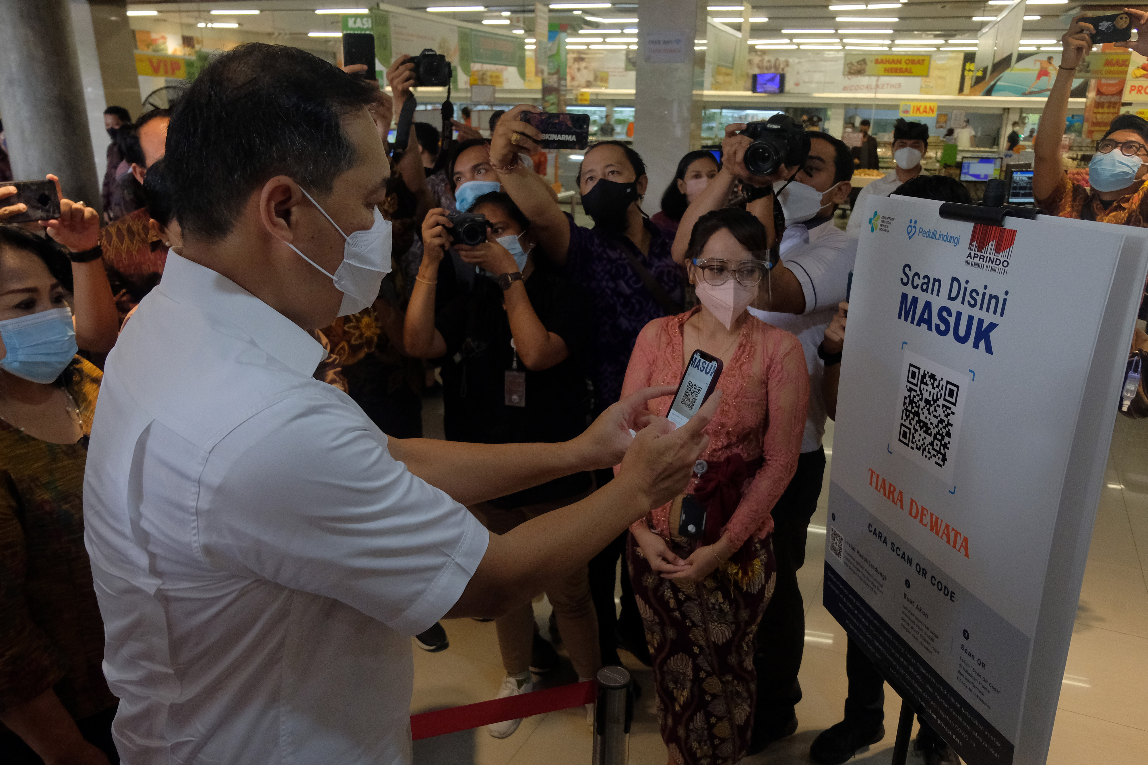 Ilustrasi penggunaan aplikasi pedulilindungi