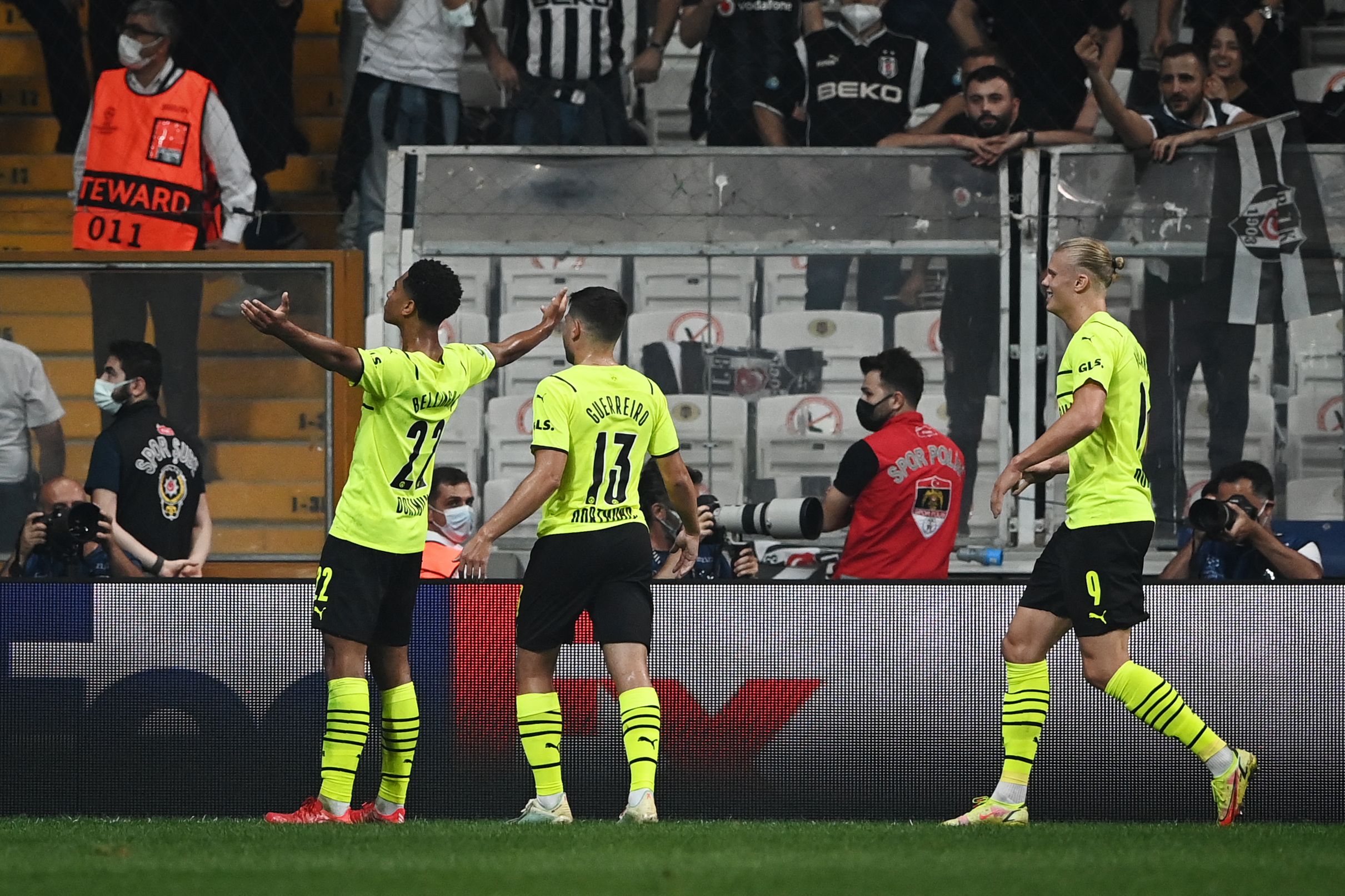 Gelandang Borussia Dortmund Jude Bellingham (kiri) melakukan selebrasi usai mencetak gol ke gawang Besiktas di laga Liga Champions.