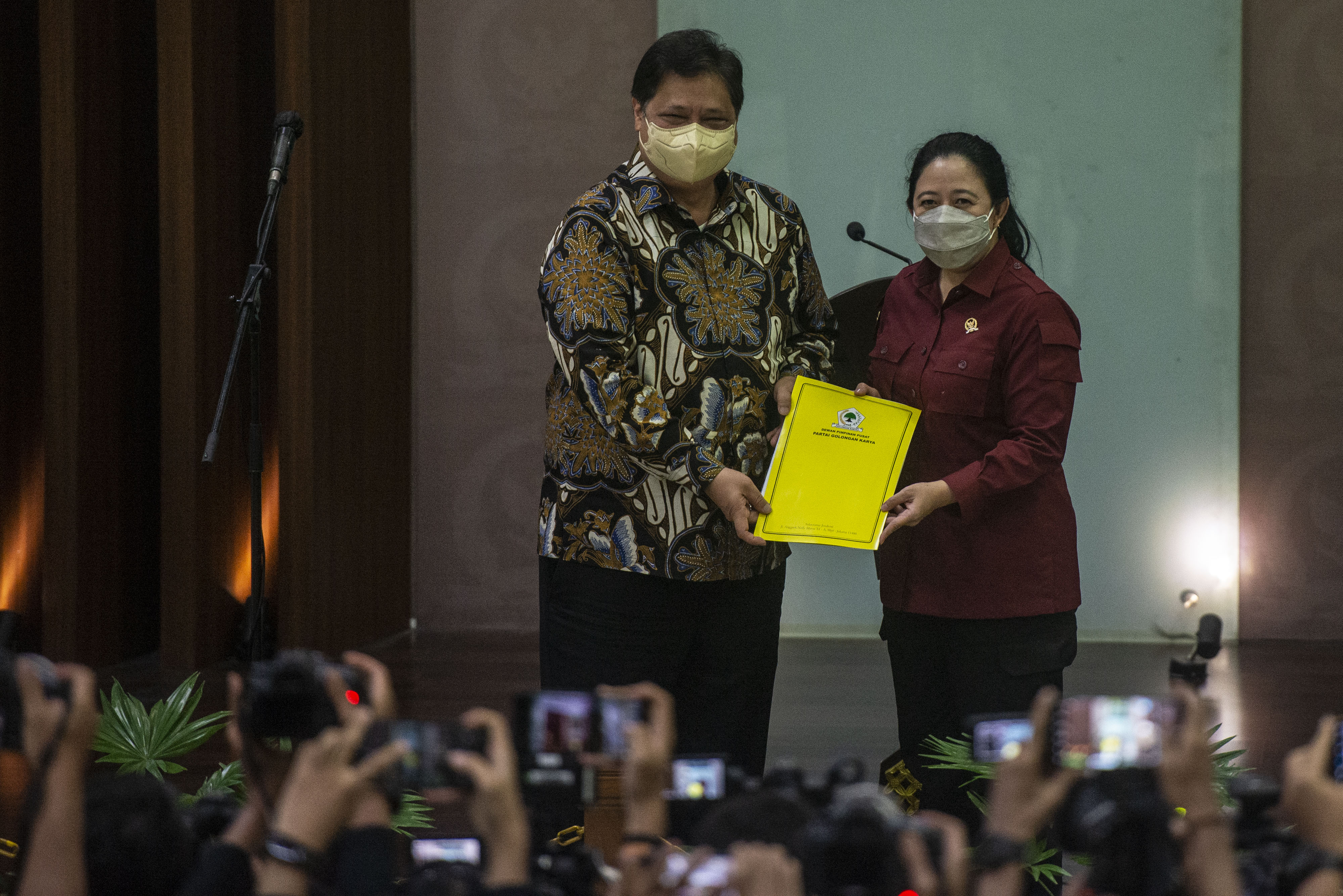 Ketua DPR RI bersama Ketum DPP Partai Golkar menunjukkan dokumen terkait penggantian posisi Azis Syamsuddin. ​​​​​​​