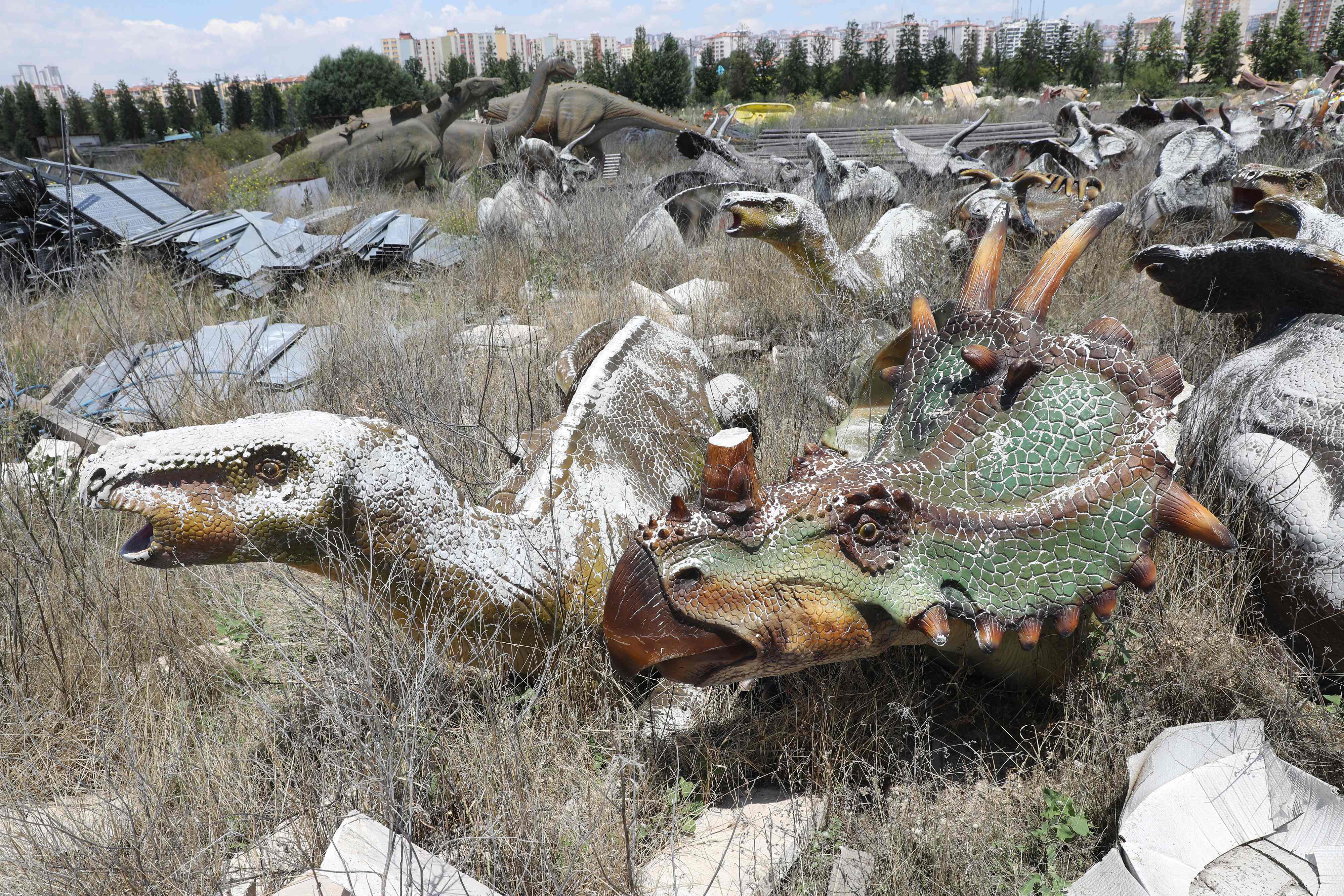 Berbagai replika Dinosaurus di sebuah taman bermain di Turki