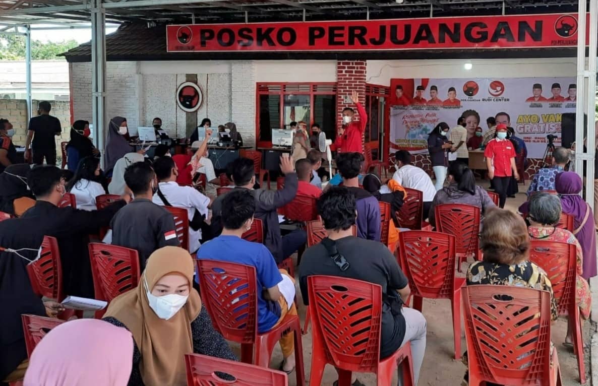 Suasana vaksinasi massal Covid-19 di Bangka Belitung yang digelar oleh PDIP dan Yayasan Rudi Center 