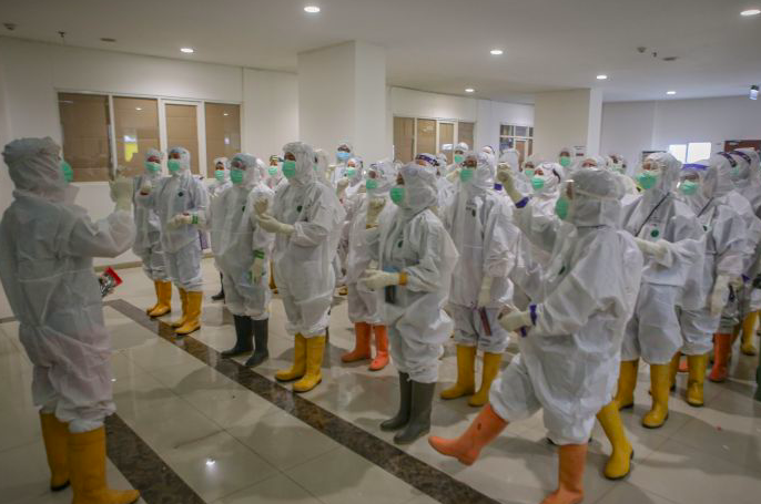 Tenaga medis bersiap untuk bertugas mengenakan APD 