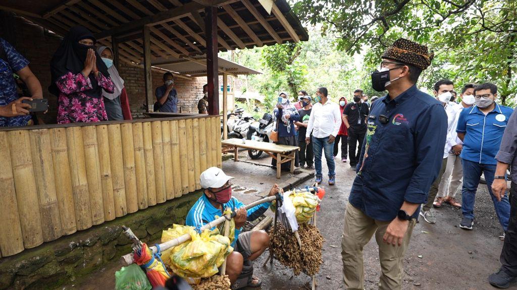 Menparekraf mengunjungi Desa Taman Wisata Taman Sari, Kecamatan Licin, Kabupaten Banyuwangi, Jawa Timur. 