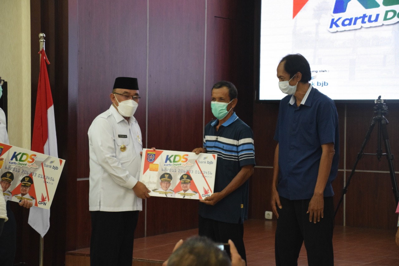 Wali Kota Depok M Idris menyerahkan Kartu Depok Sejahtera untuk warga