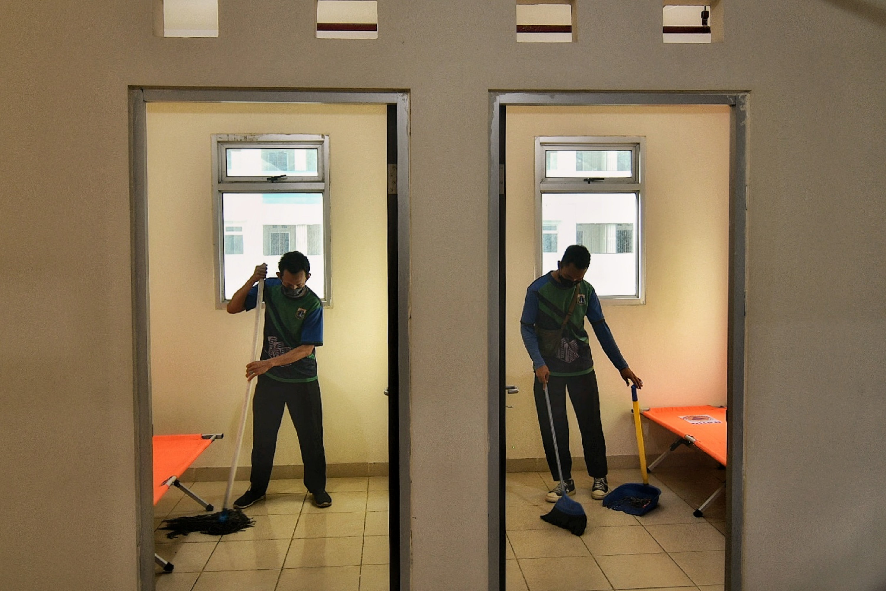 Petugas menyiapkan kamar yang akan digunakan sebagai tempat isolasi pasien Covid-19, di Rumah Susun (Rusun) Nagrak, Cilincing