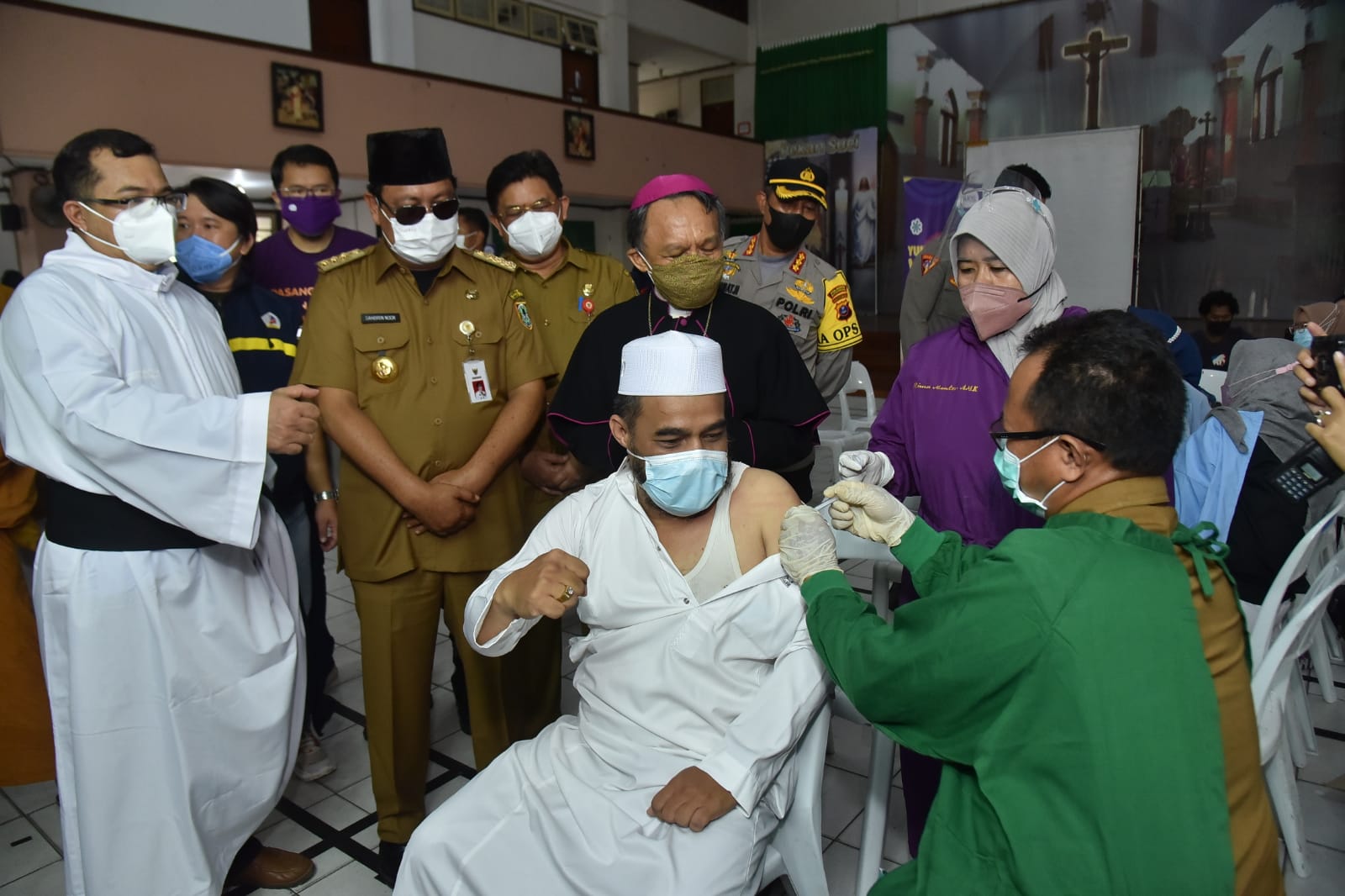  Gubernur Kalsel H.Sahbirin Noor meninjau kegiatan Vaksinasi Merdeka, di halaman Gereja Katolik Katedral Keluarga Kudus, Banjarmasin.