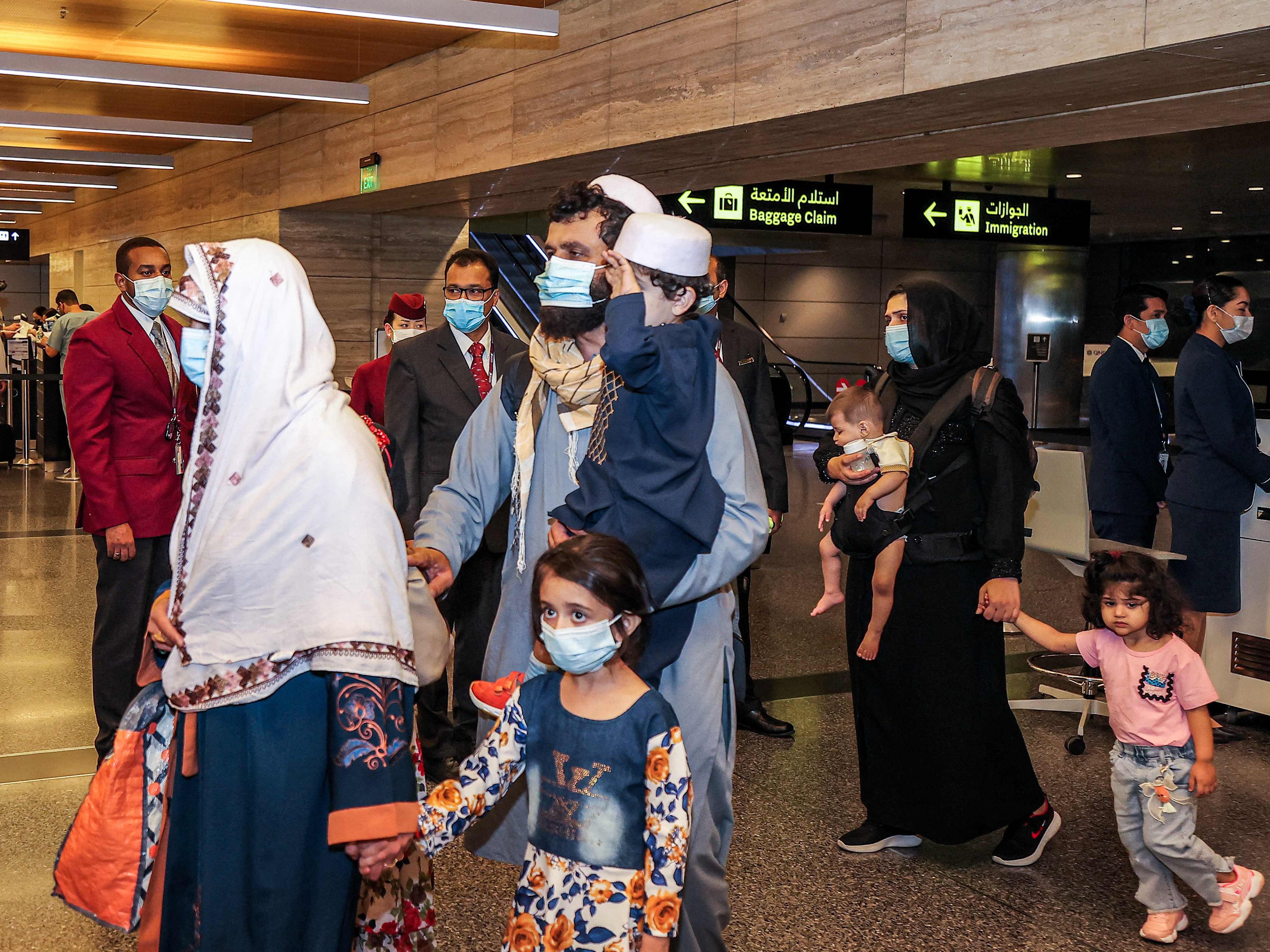 Pengungsi dari Afghanistan tiba di Bandara Internasional Hamad di ibu kota Qatar, Doha, pada penerbangan pertama, Kamis (9/9).
