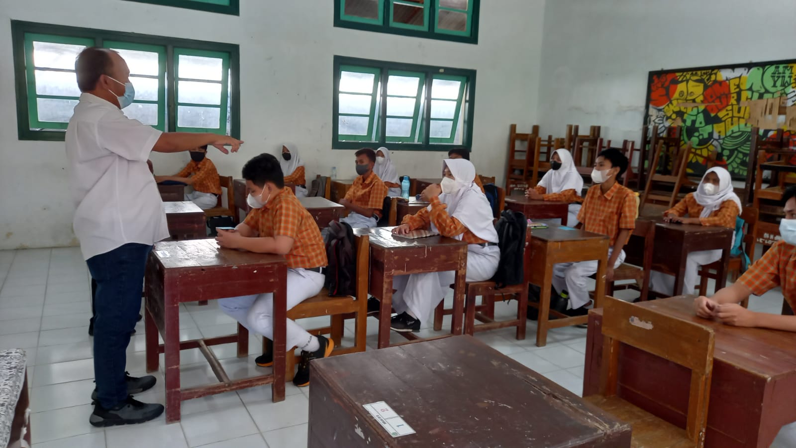 Wakil Wali Kota Tegal, Jawa Tengah, Jumadi saat melakukan sidak PTM terbatas di SMP N 1 Kota Tegal. 