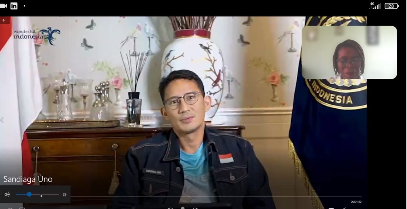  Menteri Pariwisata dan Ekonomi Kreatif Sandiaga Uno (tengah) di salah satu pameran UMKM