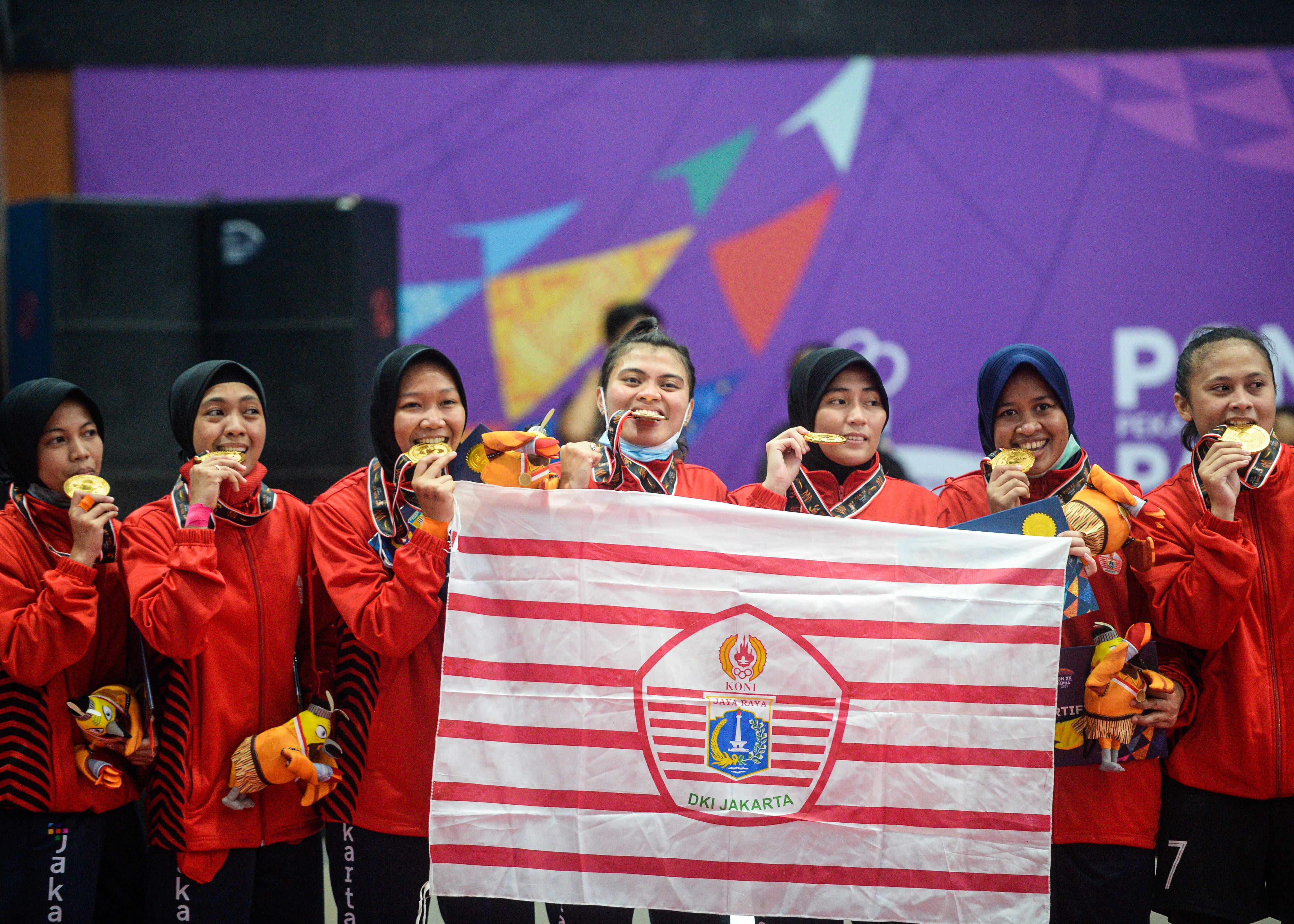 Tim sepak takraw putri DKi jakarta merayakan medali emas di PON XX Papua