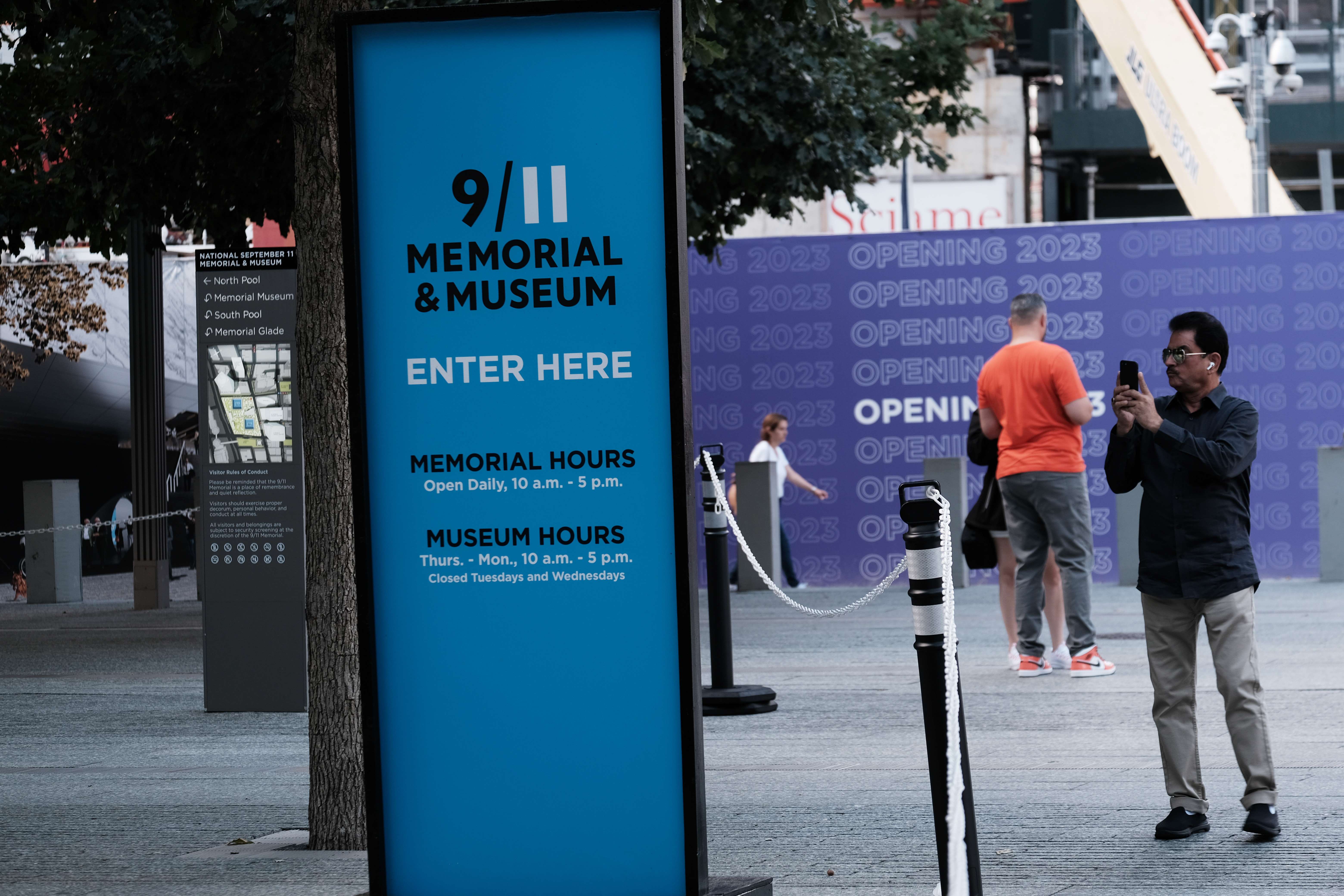 Sejumlah orang berada di gerbang museum dan memorial 9/11 untuk mengenang peristiwa serangan 11 September 2001 di New York, AS. 