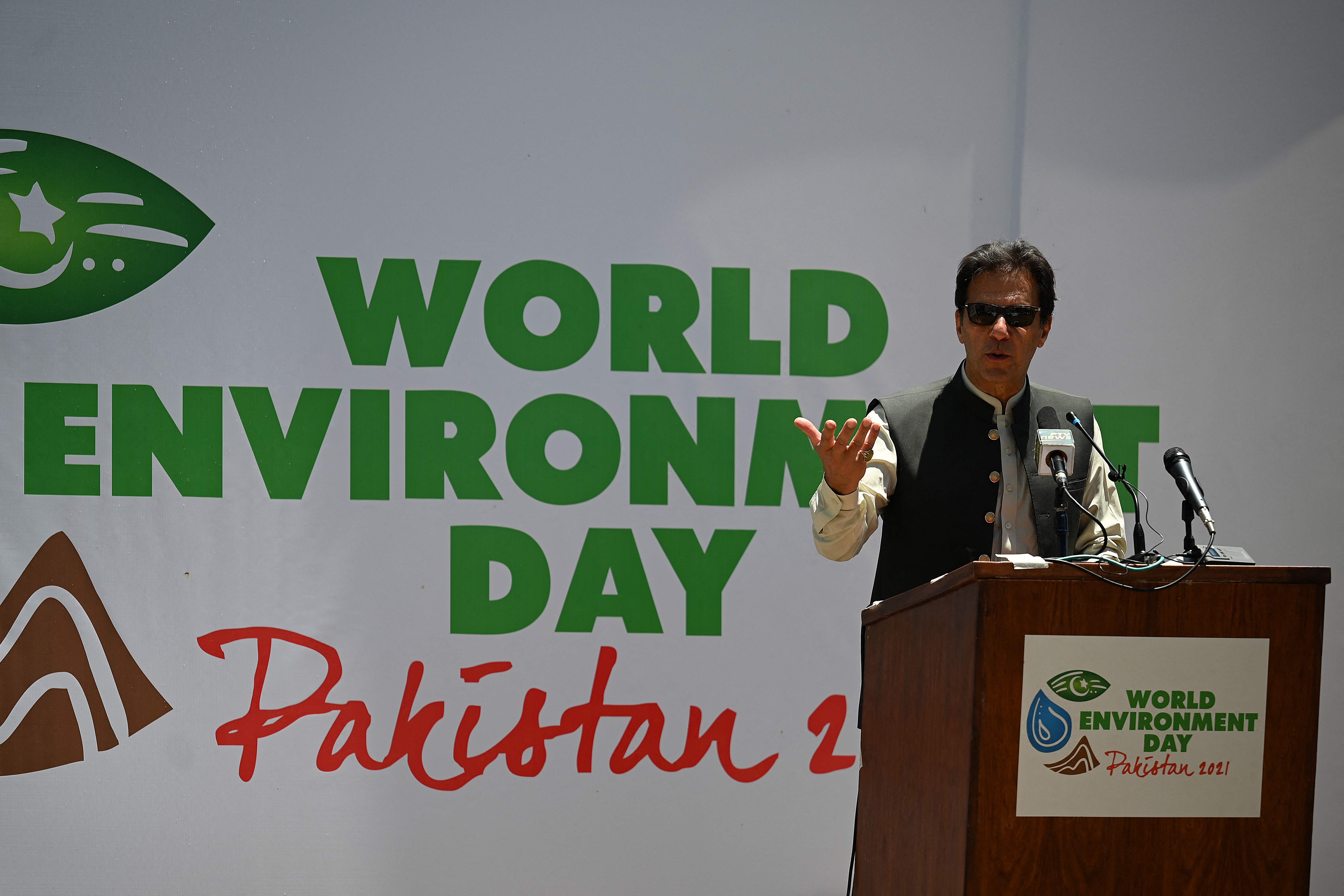 PM Pakistan Imran Khan saat berbicara pada acara penanam pohon di Makhniyal, Distrik Haripur, Pakistan. 