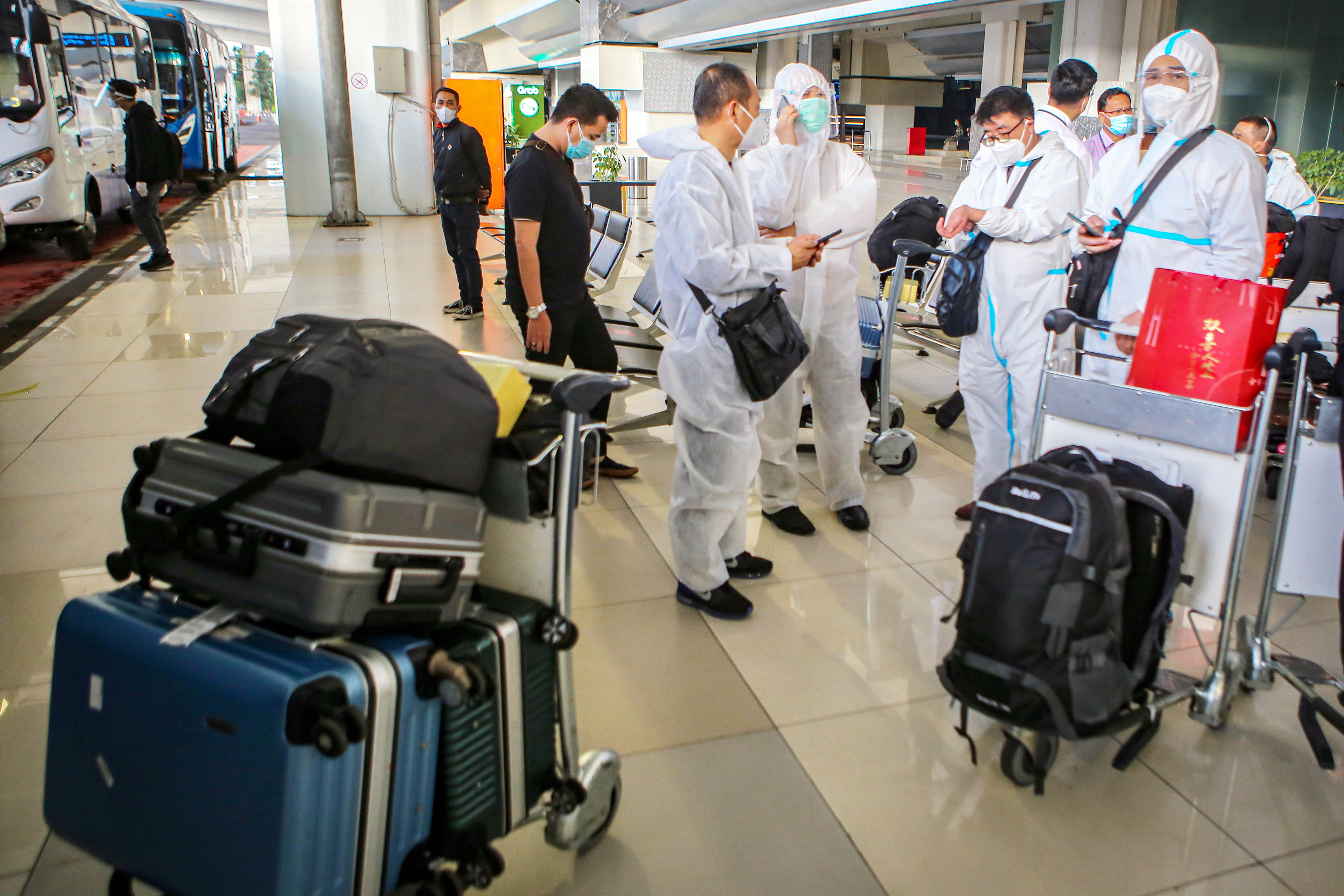 Sejumlah warga negara asing (WNA) memakai baju hazmat tiba di Bandara Internasional Soekarno Hatta, Tangerang, Banten, Sabtu (2/1/2021)