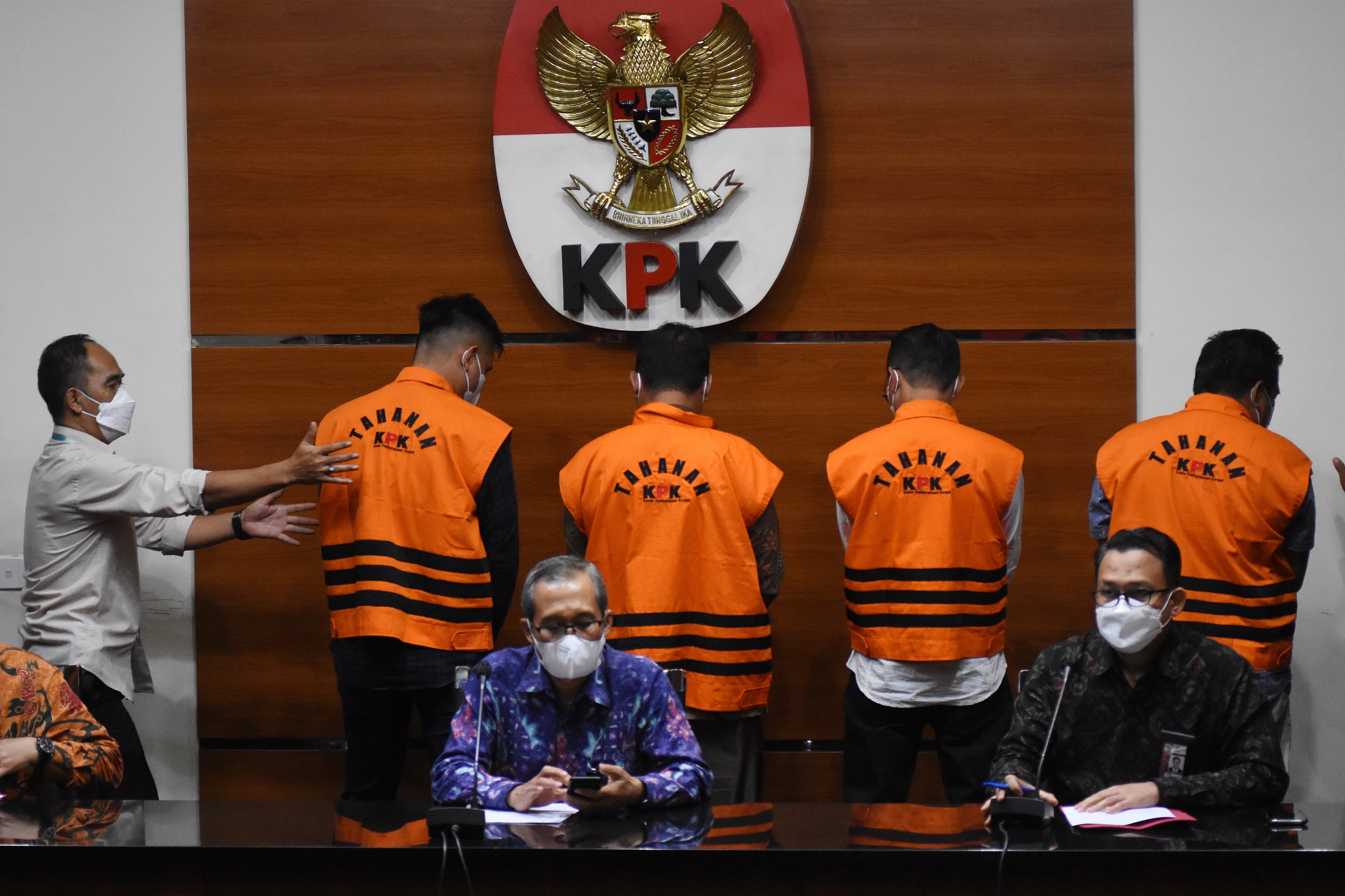 Wakil Ketua KPK Alexander Marwata (tengah) didampingi Plt Juru Bicara KPK Ali Fikri (kanan)