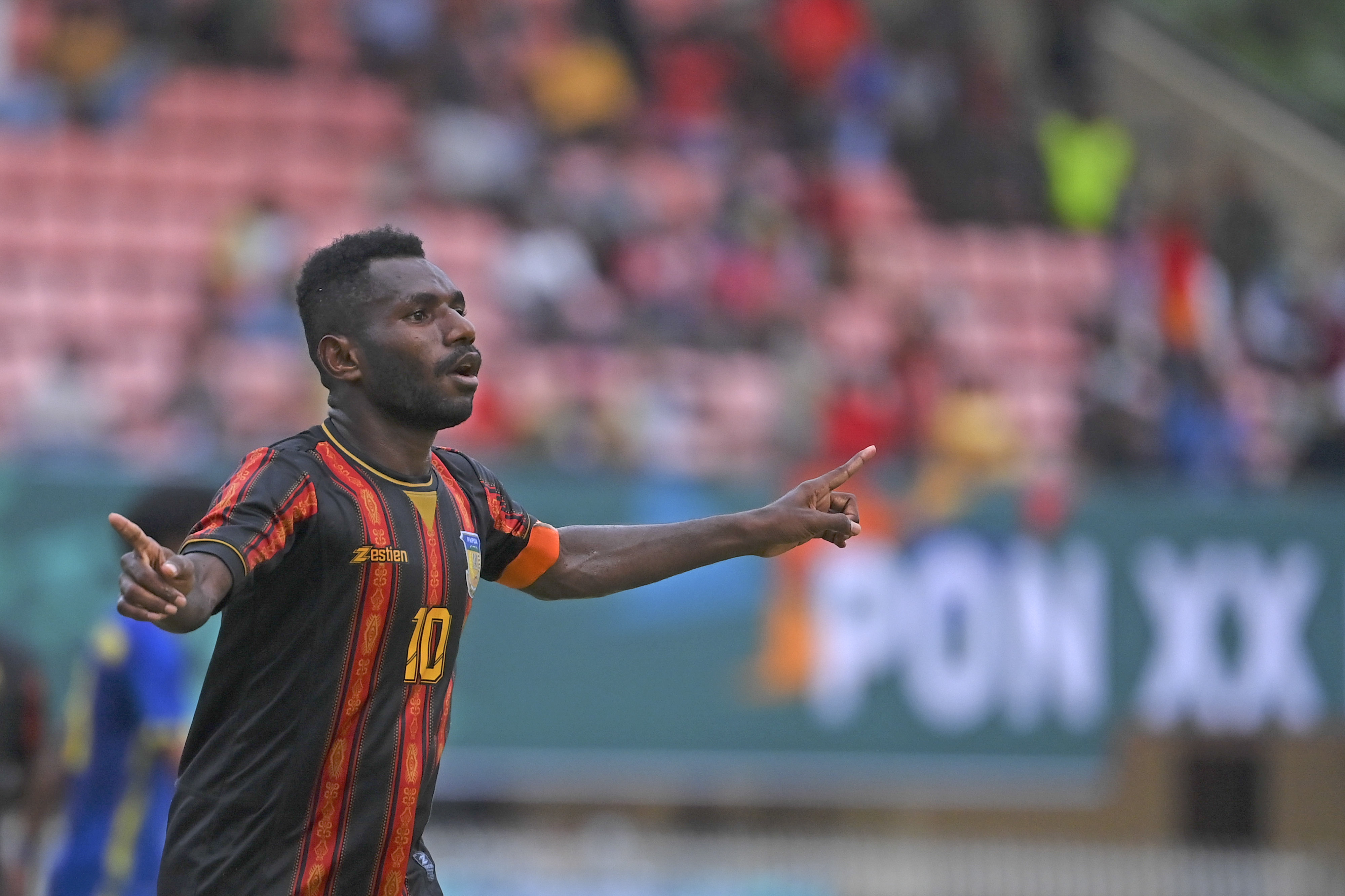 Pesepak bola Papua Ricky Ricardo C.G.T Cawor meluapkan kegembiraanya usai mencetak gol ke gawang Jawa Barat.