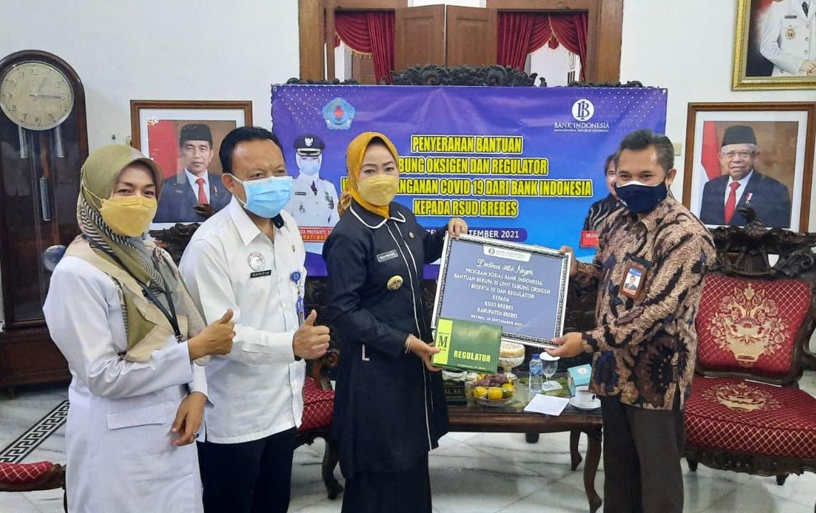 enyerahan tabung gas secara simbolis dari Kepala KPw BI Tegal M. Taufik Amrozi (baju batik) kepada Bupati Brebes Idza Priyanti  (kerudung ku