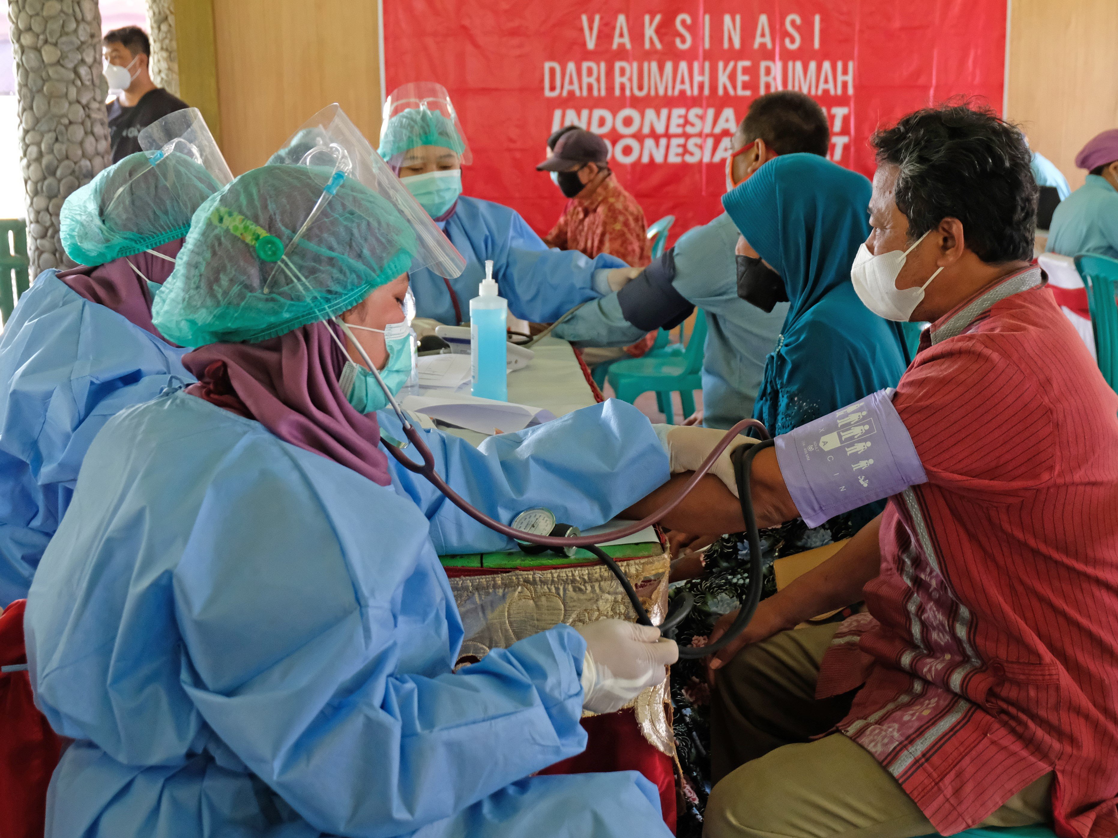 Petugas medis memeriksa kesehatan seorang peserta saat vaksinasi covid-19 dari rumah ke rumah di Soropadan, Pringsurat, Temanggung, Jateng.