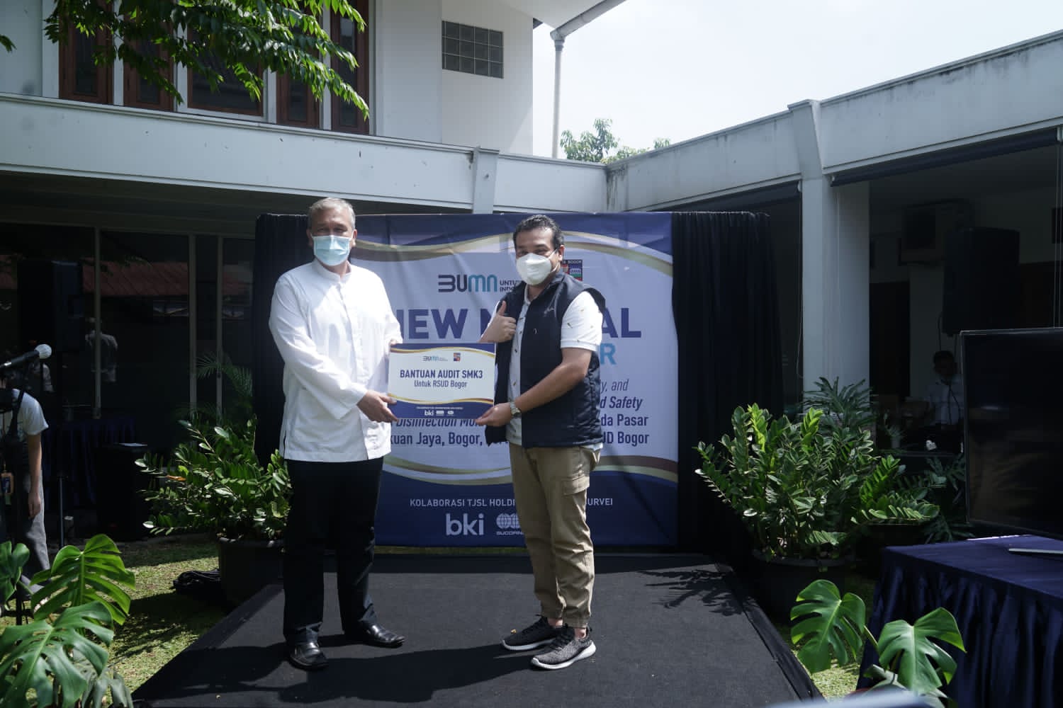 Direktur Keuangan dan Manajemen Risiko PT Surveyor Indonesia Rosmanidar Zulkifli dan Wakil Wali Kota Bogor Dedie A Rachim.