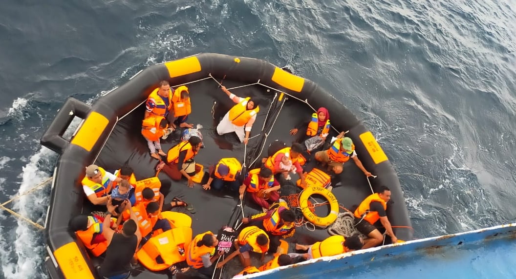 Penumpang KM Simba 1 dievakuasi Tim SAR gabungan Ternate, baru 180 orang yang berhasil dievakuasi tersisa 113 orang lagi, Rabu (8/9)