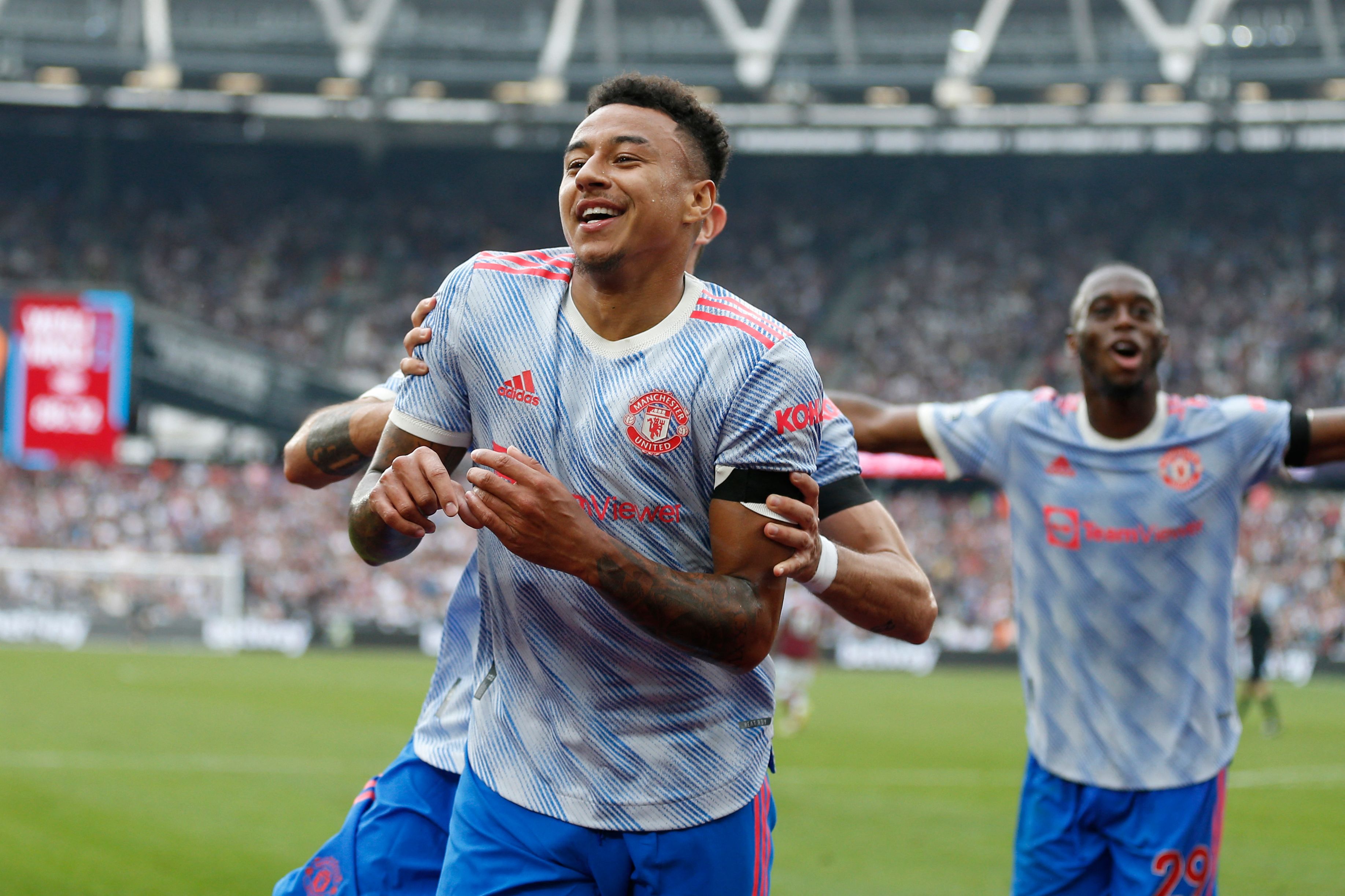 Pemain Manchester United Jesse Lingard merayakan gol yang dicetak ke gawang West Ham dalam laga Liga Primer, Minggu (19/9).  