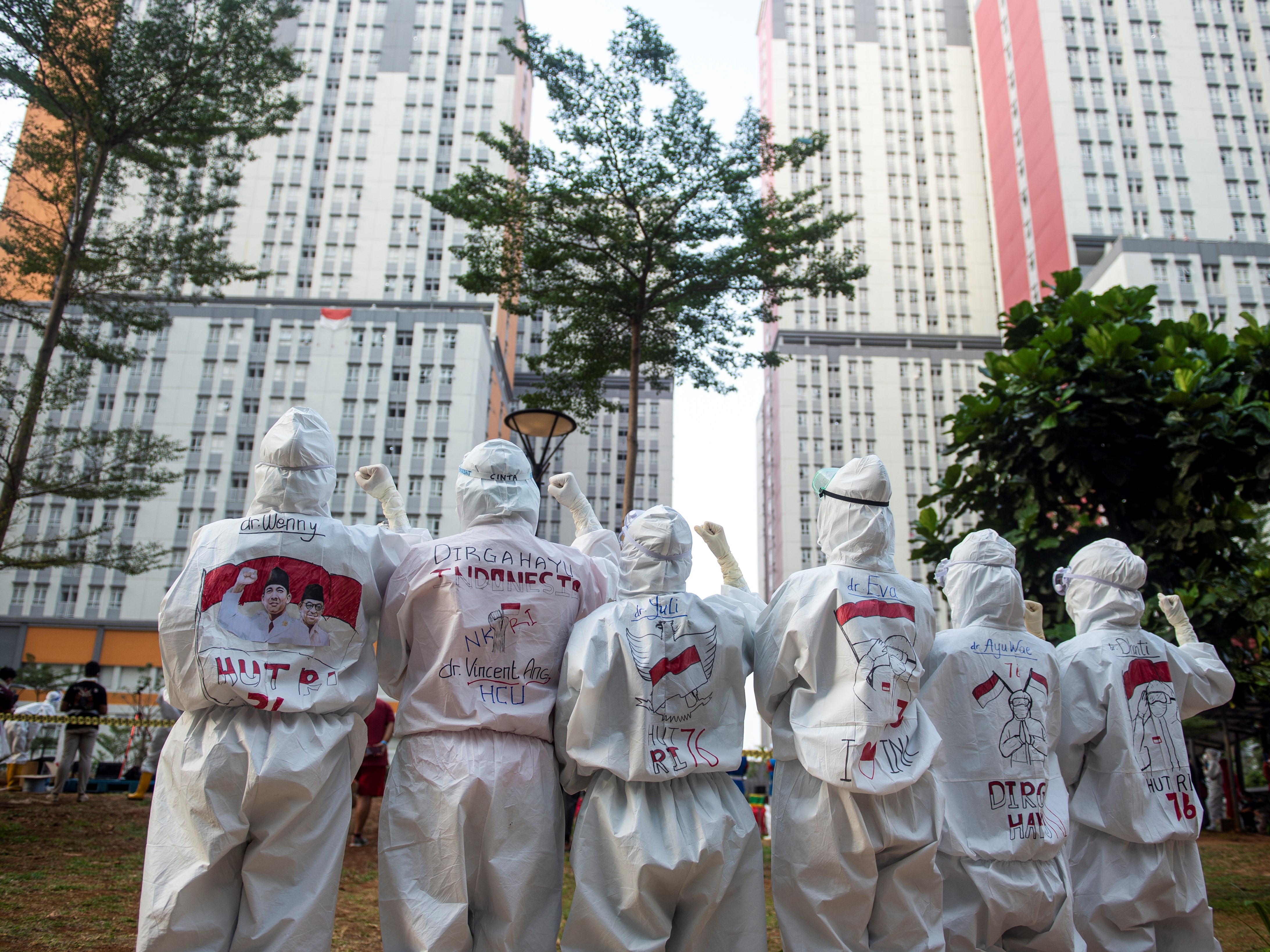 Sejumlah tenaga kesehatan mengikuti Upacara Peringatan HUT Kemerdekaan ke-76 Republik Indonesia di Rumah Sakit Darurat Covid-19 Wisma Atlet.