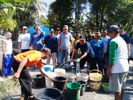 PDAM Tirta Merapi membeikan bantuan air bersih kepada masyarakat di daerah kekeringan akibat kemarau. 