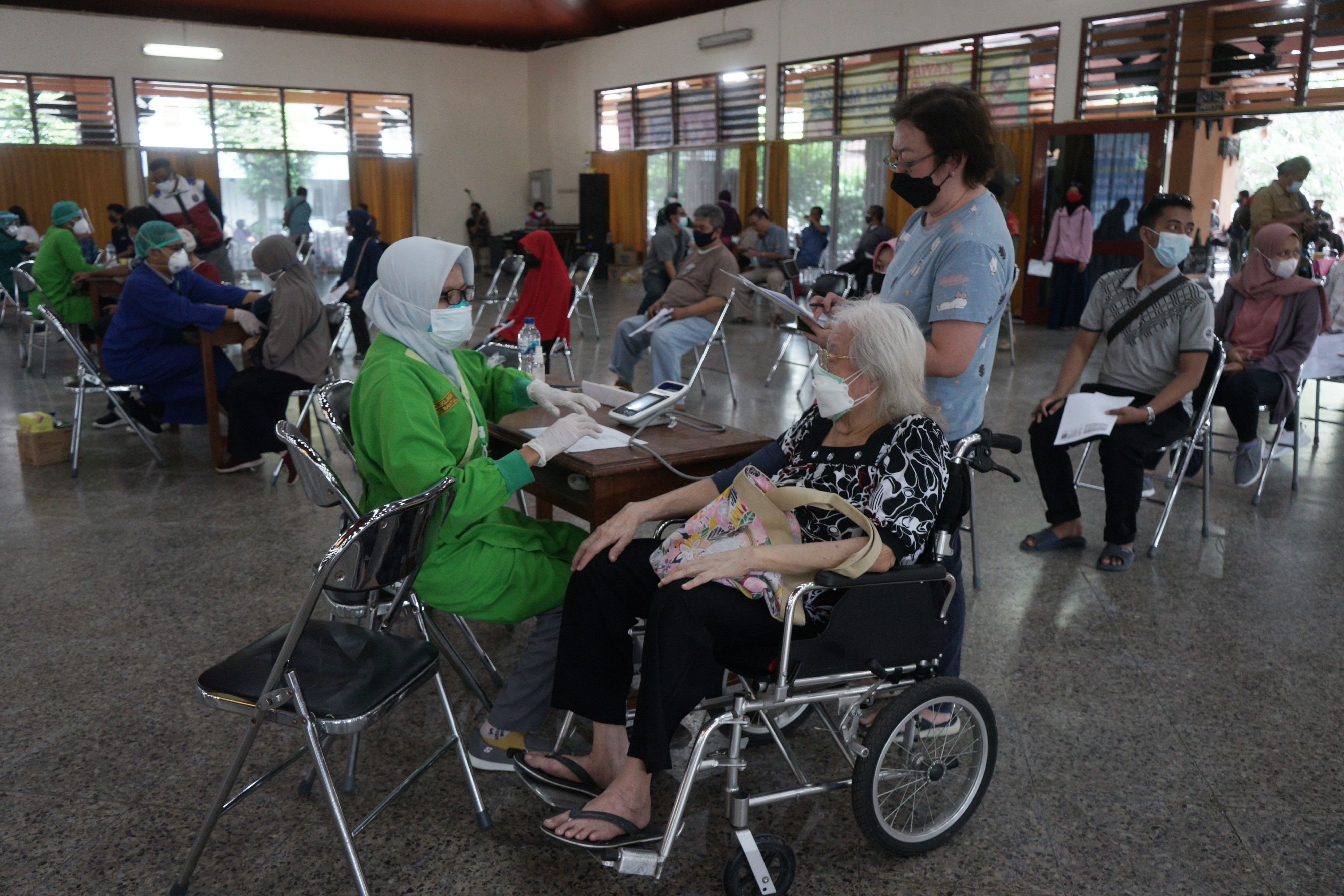 Petugas medis mengecek kondisi kesehatan peserta saat vaksinasi Covid-19 bagi kelompok rentan di Gedung Wana Graha Bhakti Yasa, Yogyakarta.