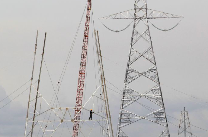 Sejumlah pekerja melakukan proses pembangunan menara Sutet untuk sambungan PLTU Sumuradem di Kecamatan Bangodua, Jabar, beberapa waktu lalu.