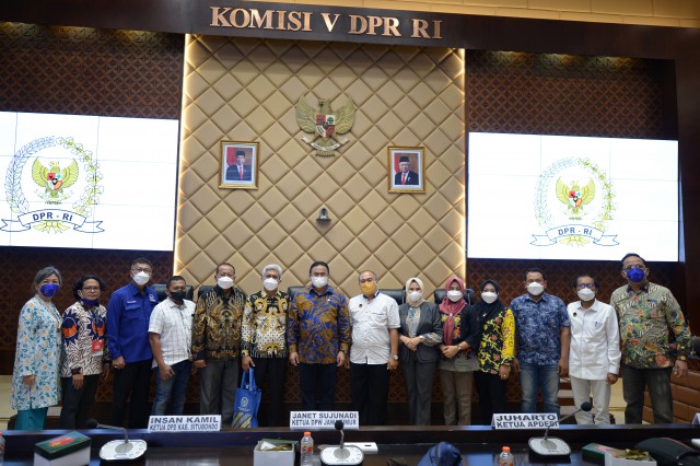 Wakil Ketua DPR RI Rachmat Gobel berfoto seusai audiensi dengan Apdesi dan BUMDes Situbondo di Gedung DPR RI, Senayan, Jakarta, Jumat (17/9)