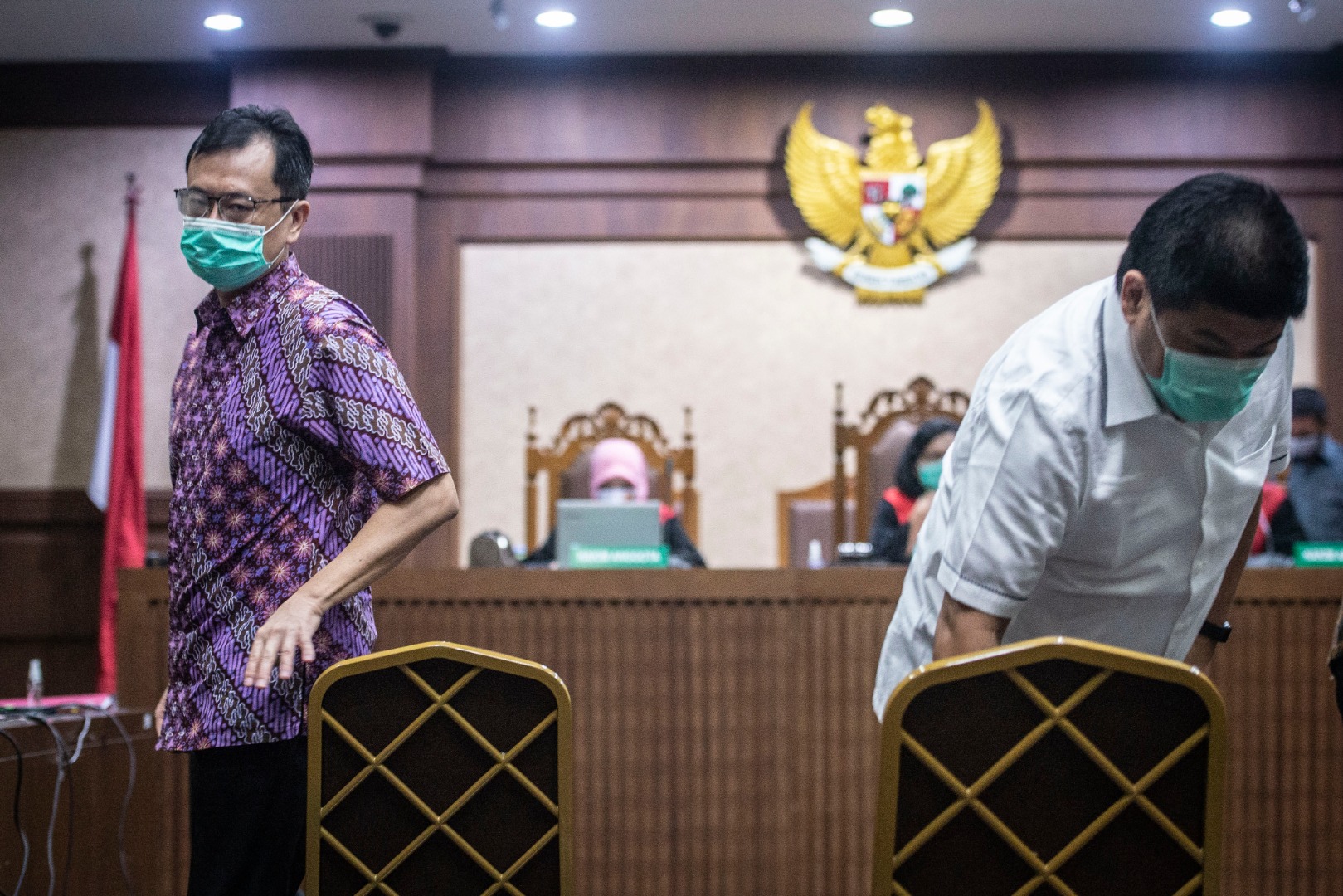  Benny Tjokrosaputro (kiri) dan Heru Hidayat