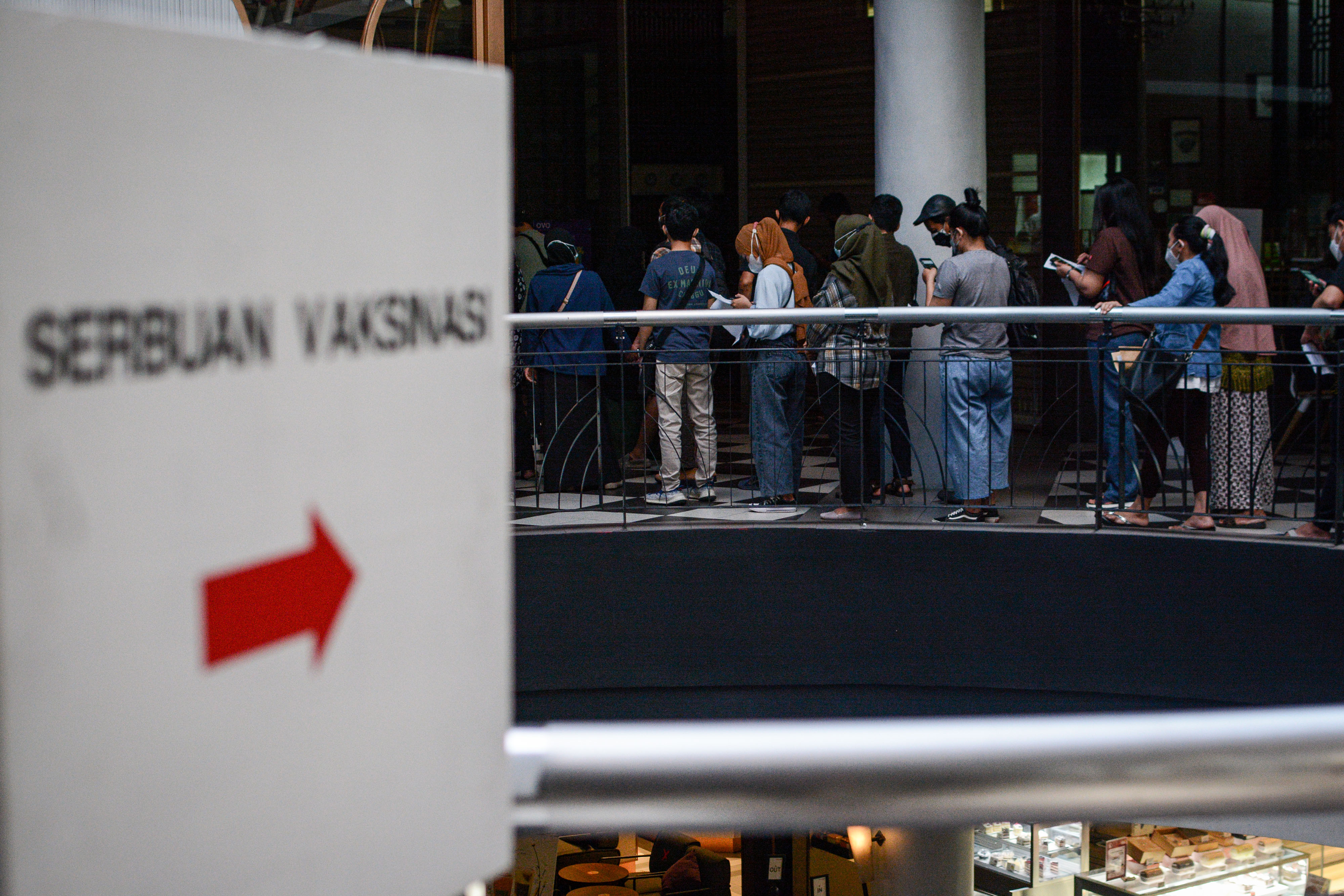 Warga antre saat mengikuti vaksinasi di Mal Cilandak Town Square, Jakarta, akhir pekan lalu.