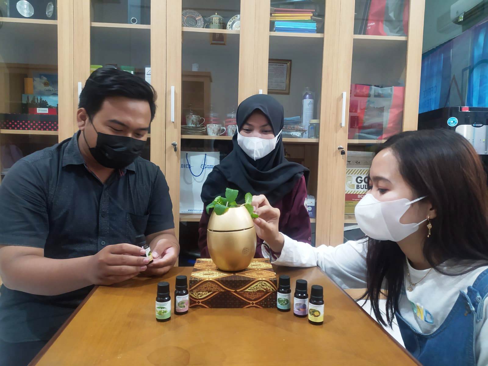Tiga mahasiswa membuat magnetic pot aroma terapi sebagai produk andalan dan lolos pembiayaan Kemendikbudristek, Rabu (1/9/2021) 