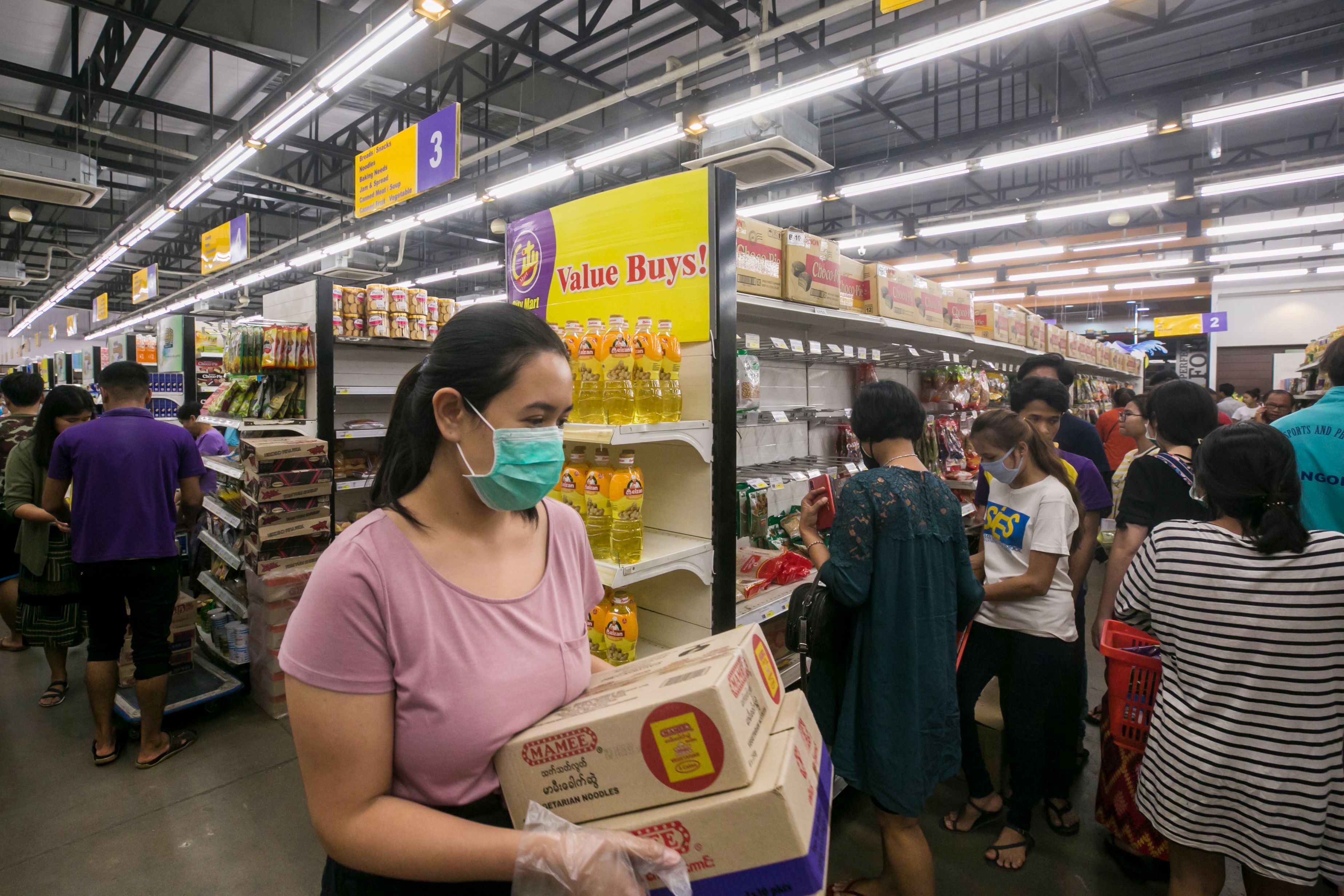 Suasana panic buying di wilayah Yangon, Myanmar.